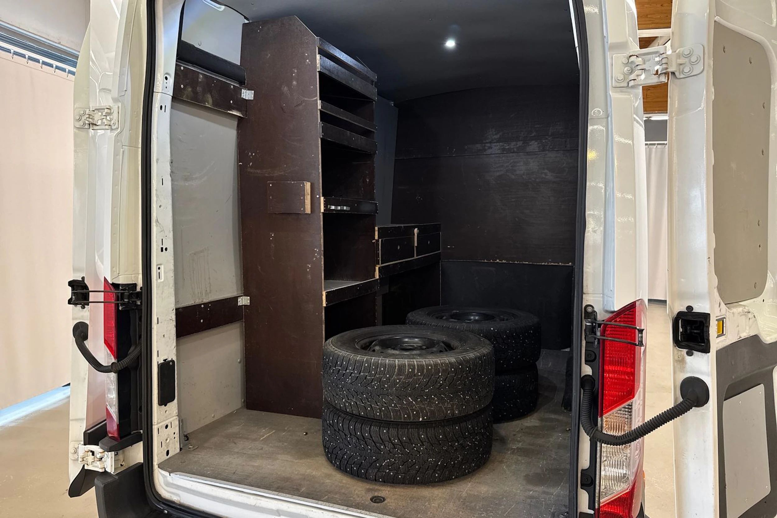valkoinen Ford Transit 2019 kuva 32.