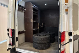 valkoinen Ford Transit 2019 kuva 32.