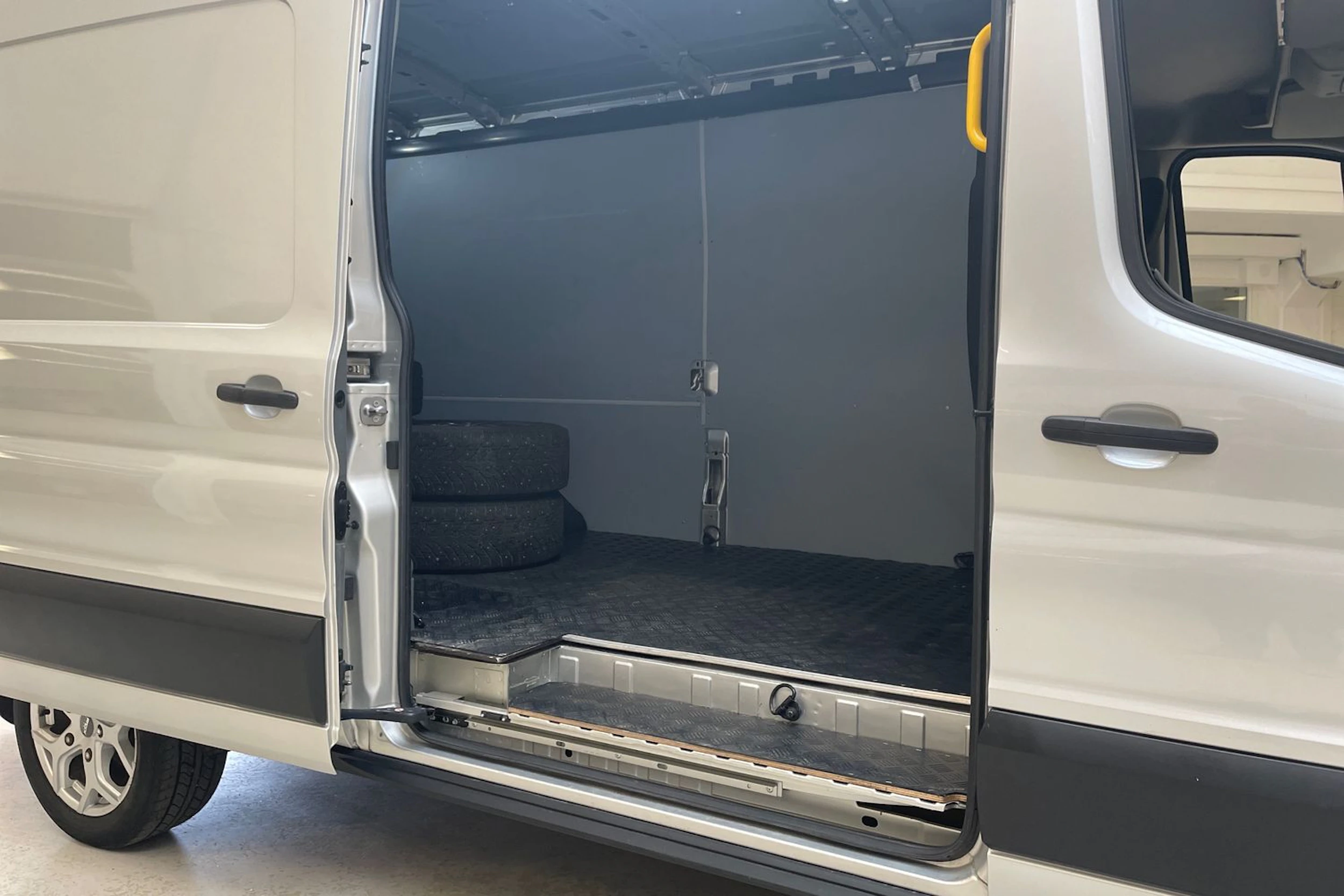 harmaa Ford Transit 2019 kuva 17.