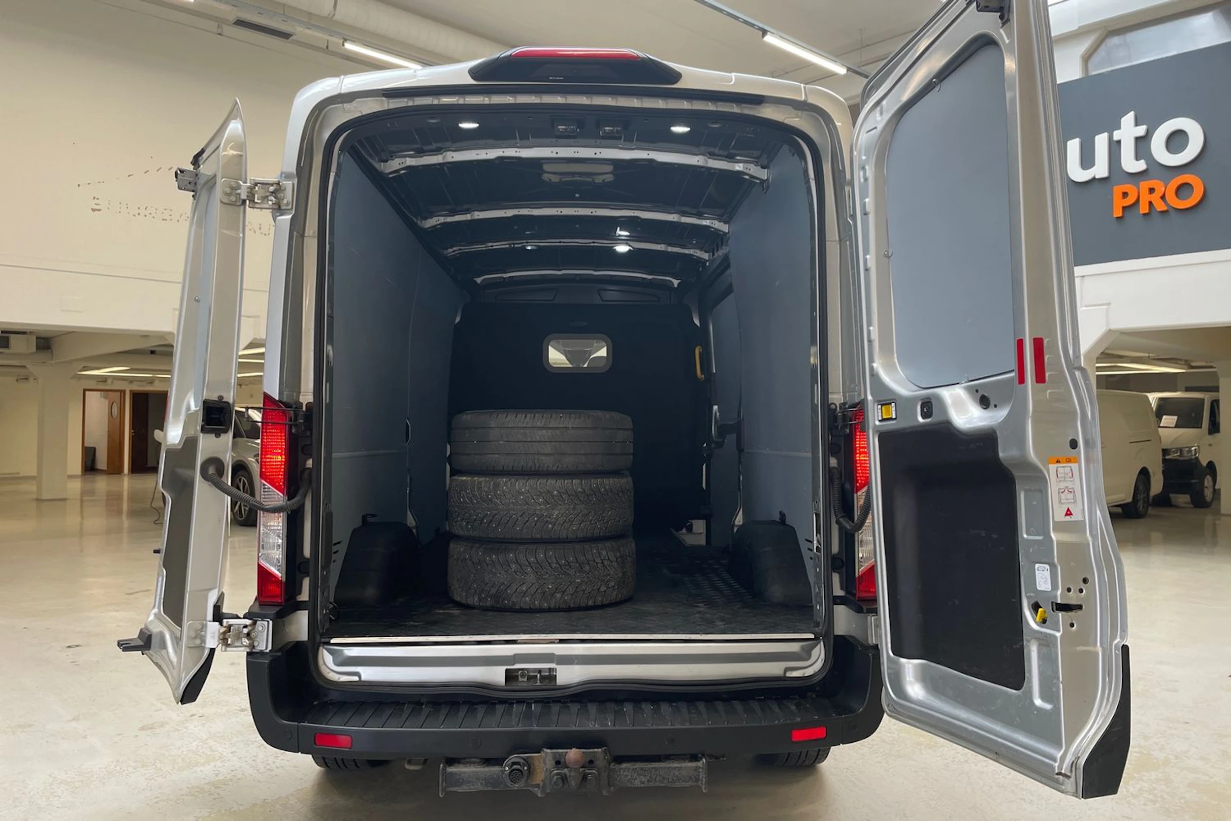 harmaa Ford Transit 2019 kuva 20.