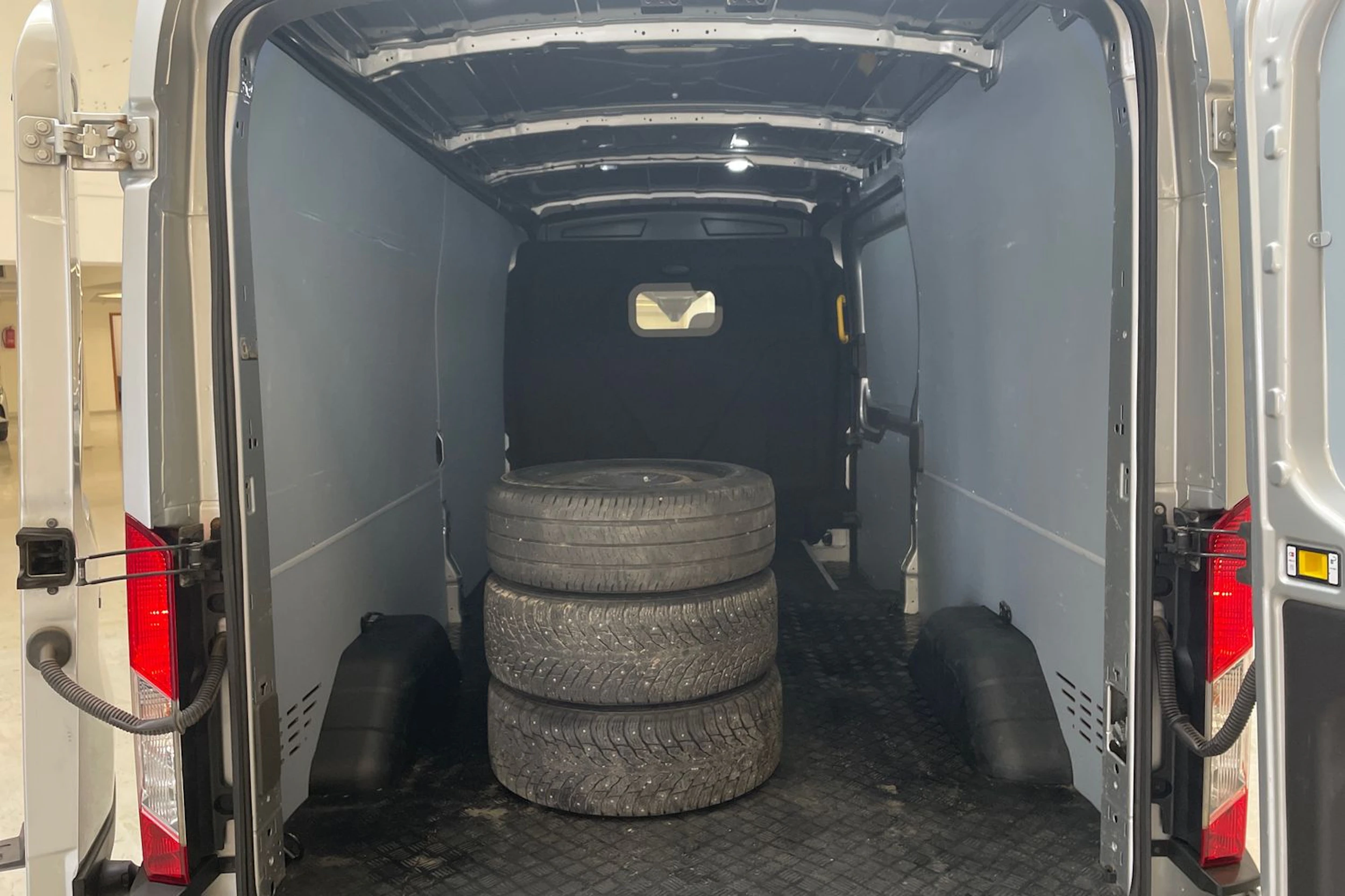 harmaa Ford Transit 2019 kuva 22.