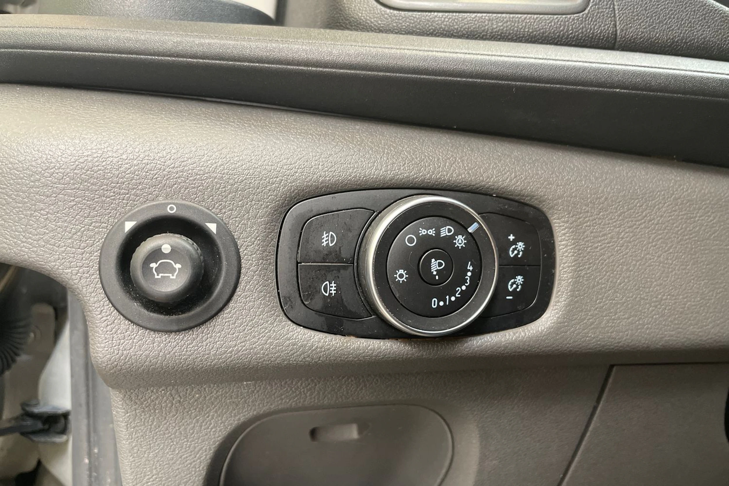 harmaa Ford Transit 2019 kuva 26.