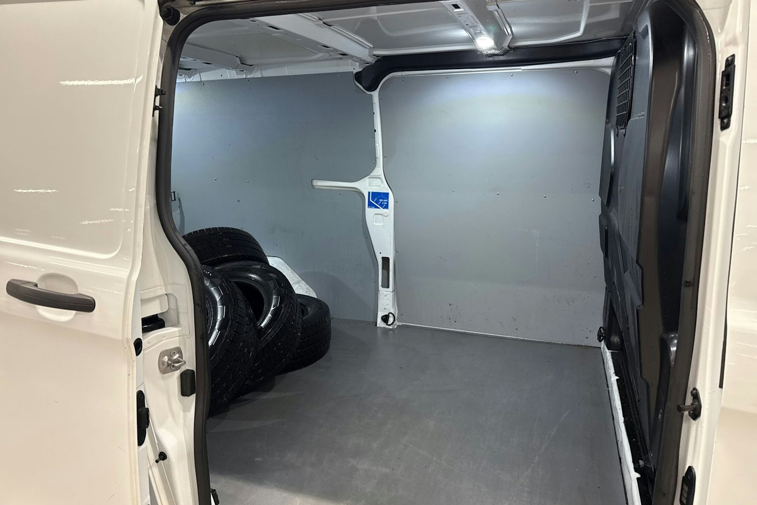 valkoinen Ford Transit Custom 2019 kuva 13.