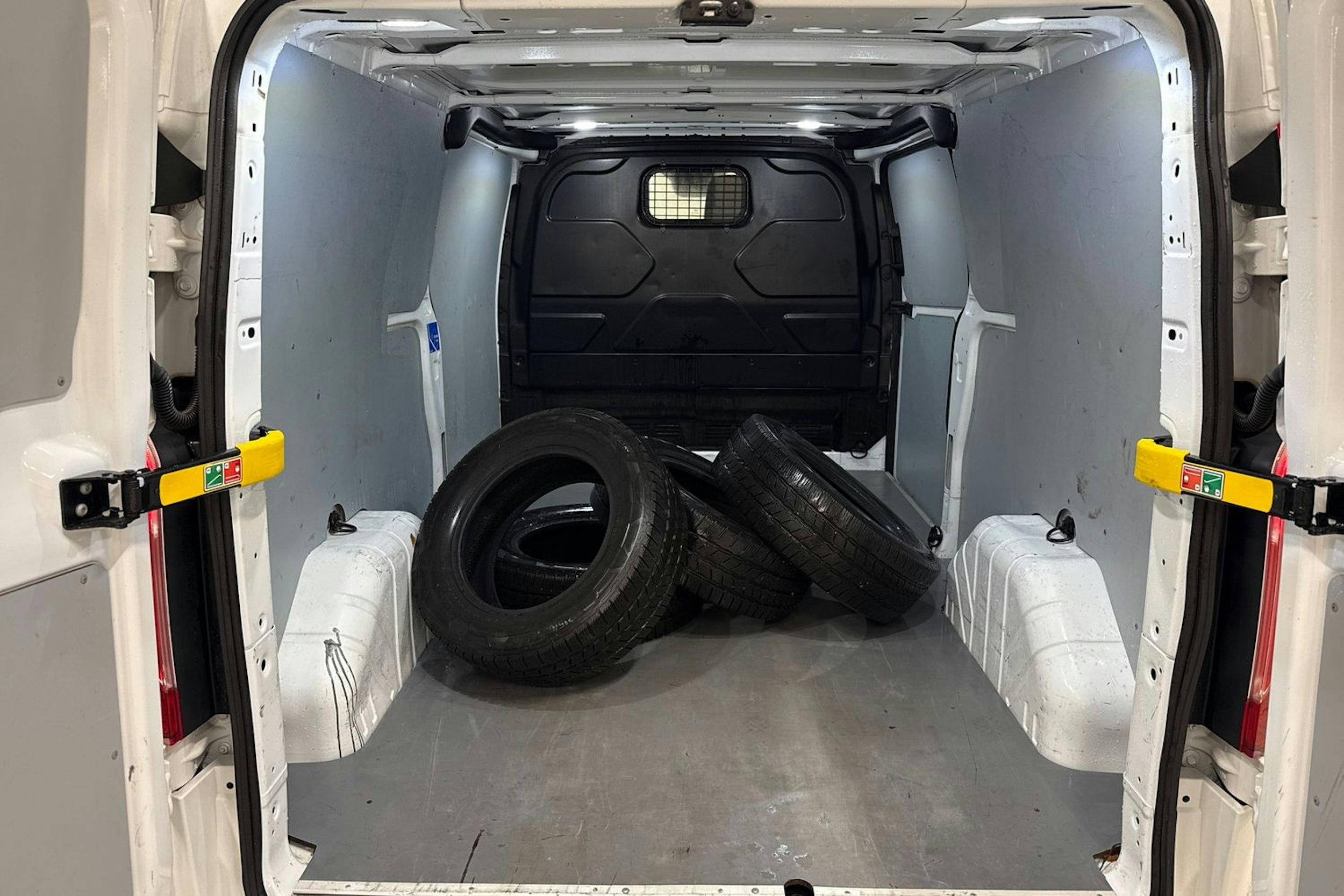 valkoinen Ford Transit Custom 2019 kuva 15.