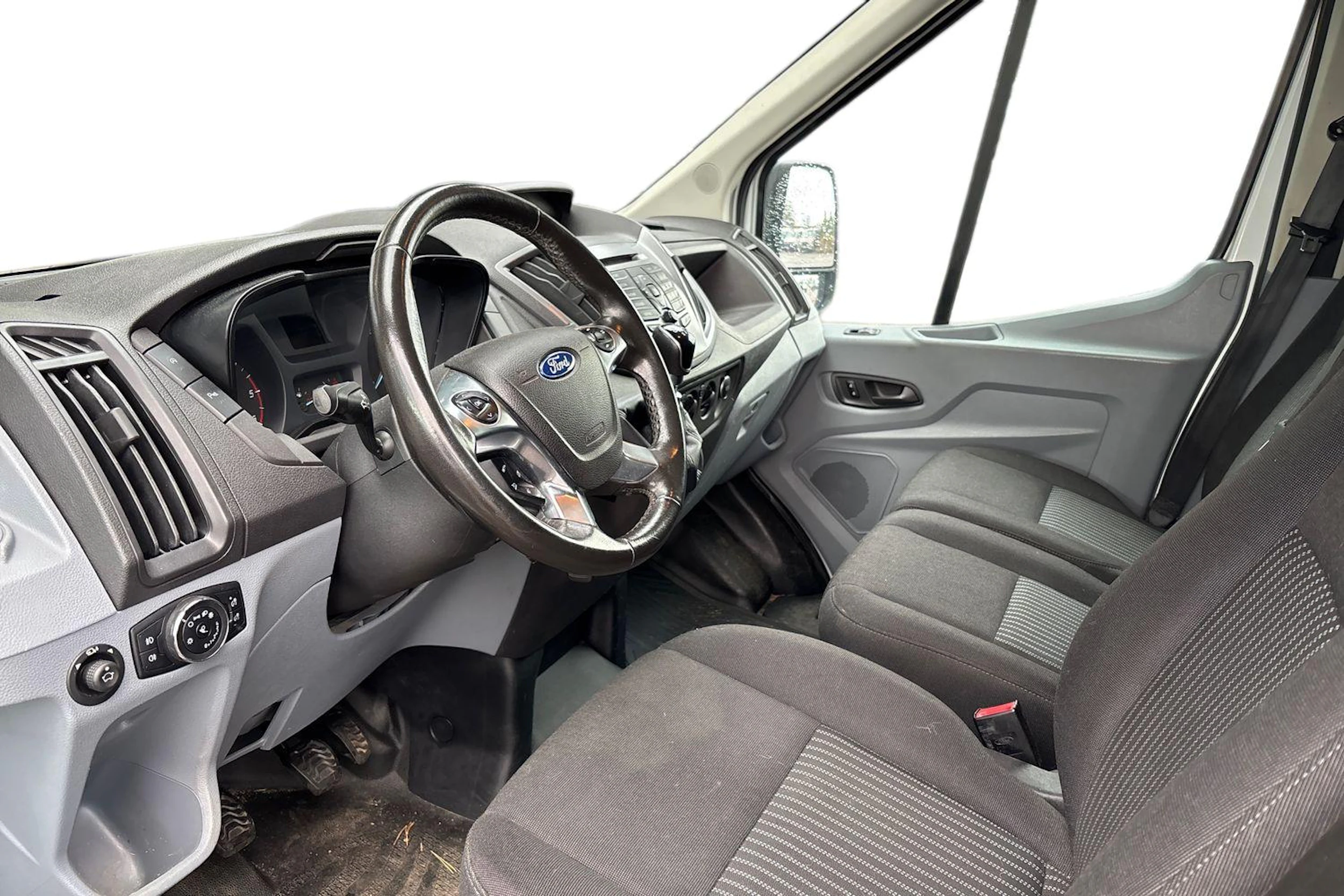 valkoinen Ford Transit 2019 kuva 3.