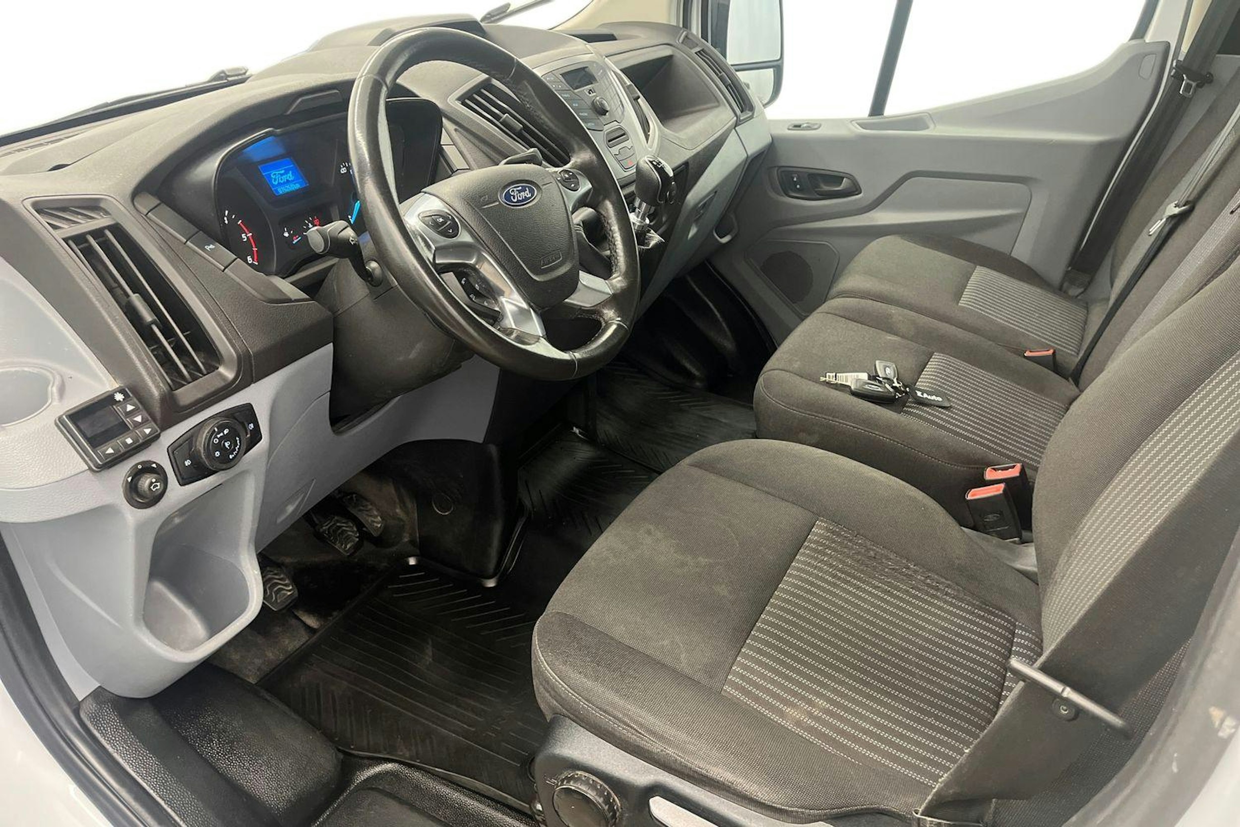valkoinen Ford Transit 2019 kuva 7.