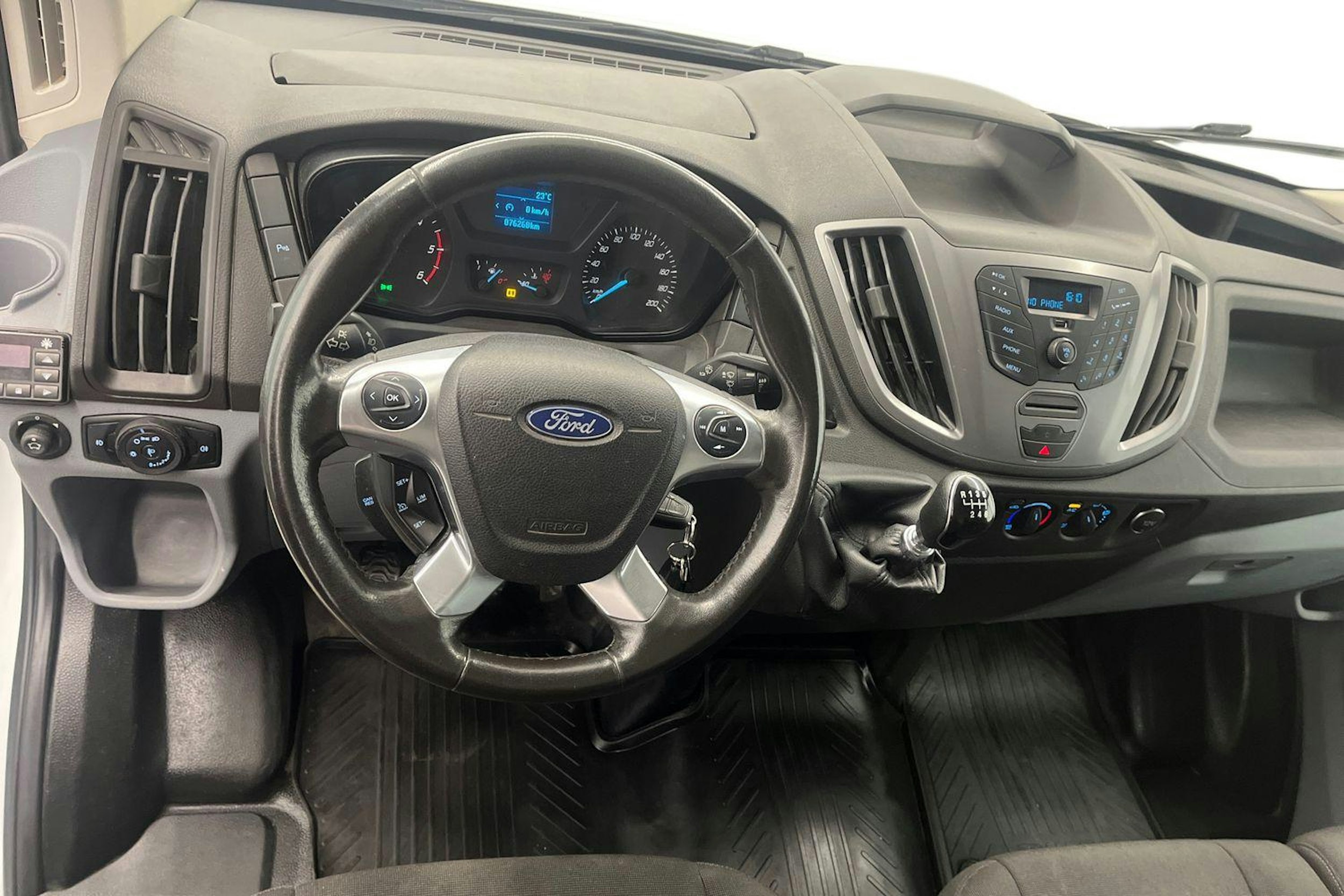 valkoinen Ford Transit 2019 kuva 9.