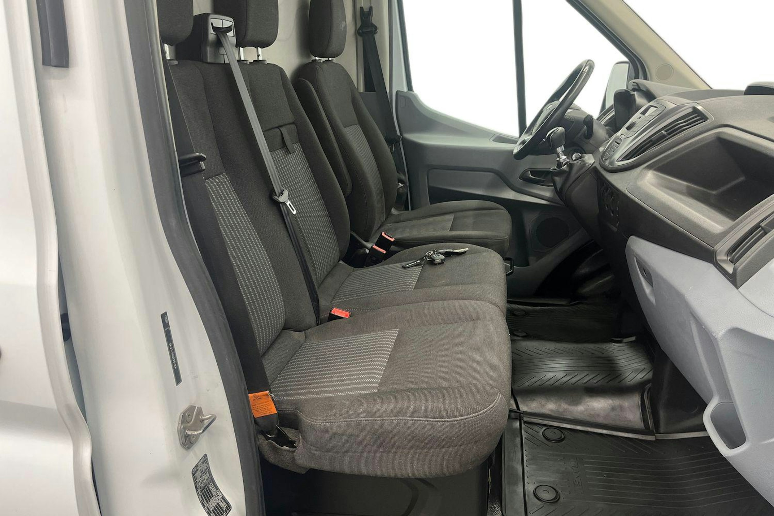 valkoinen Ford Transit 2019 kuva 10.