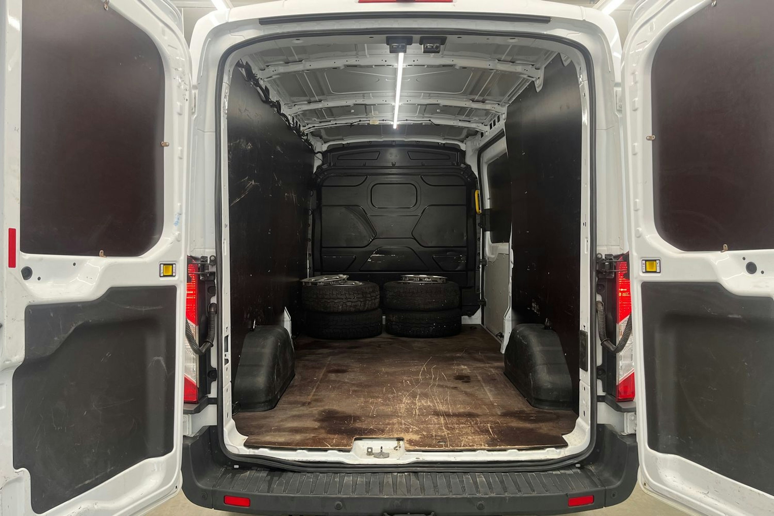 valkoinen Ford Transit 2019 kuva 14.