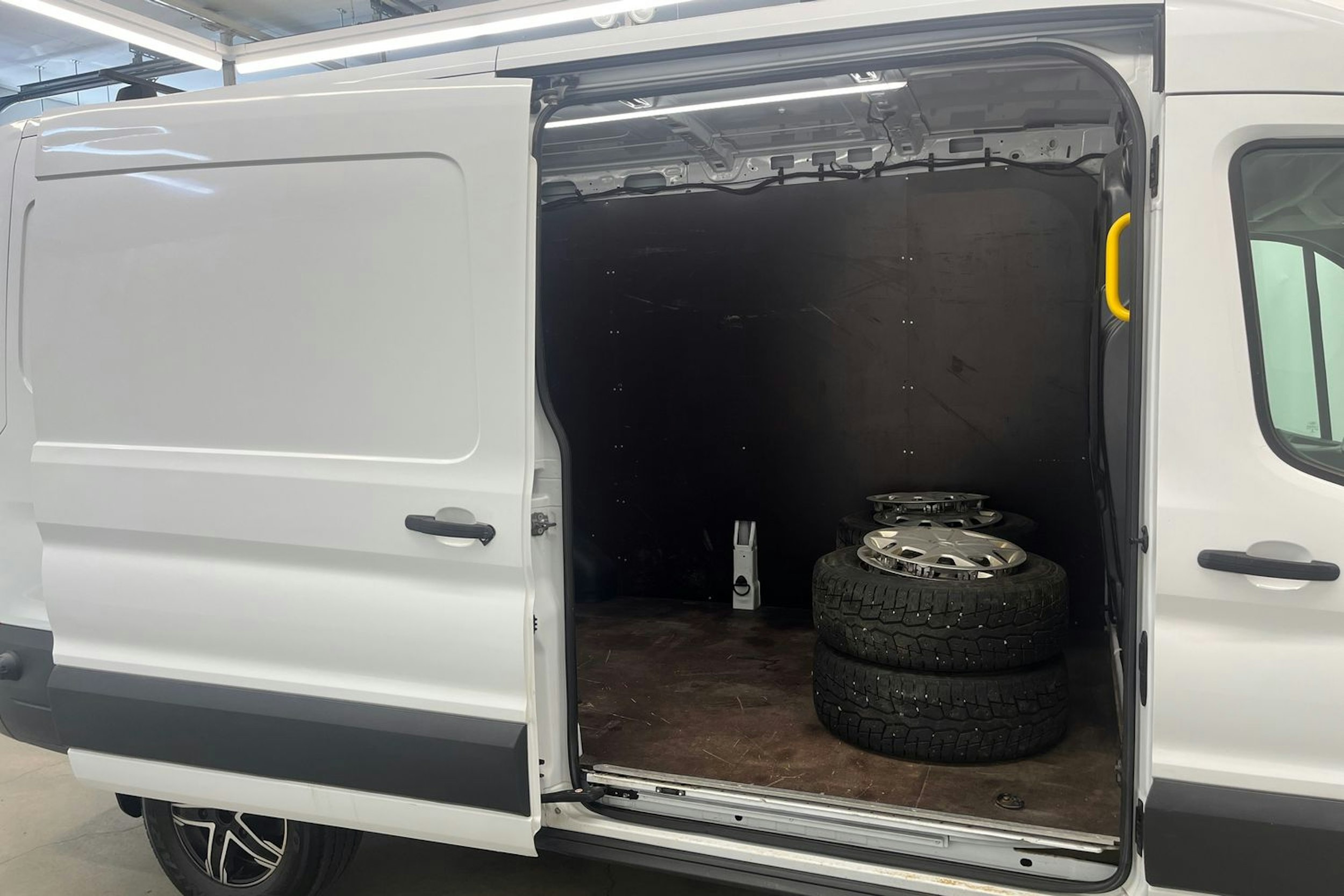 valkoinen Ford Transit 2019 kuva 15.