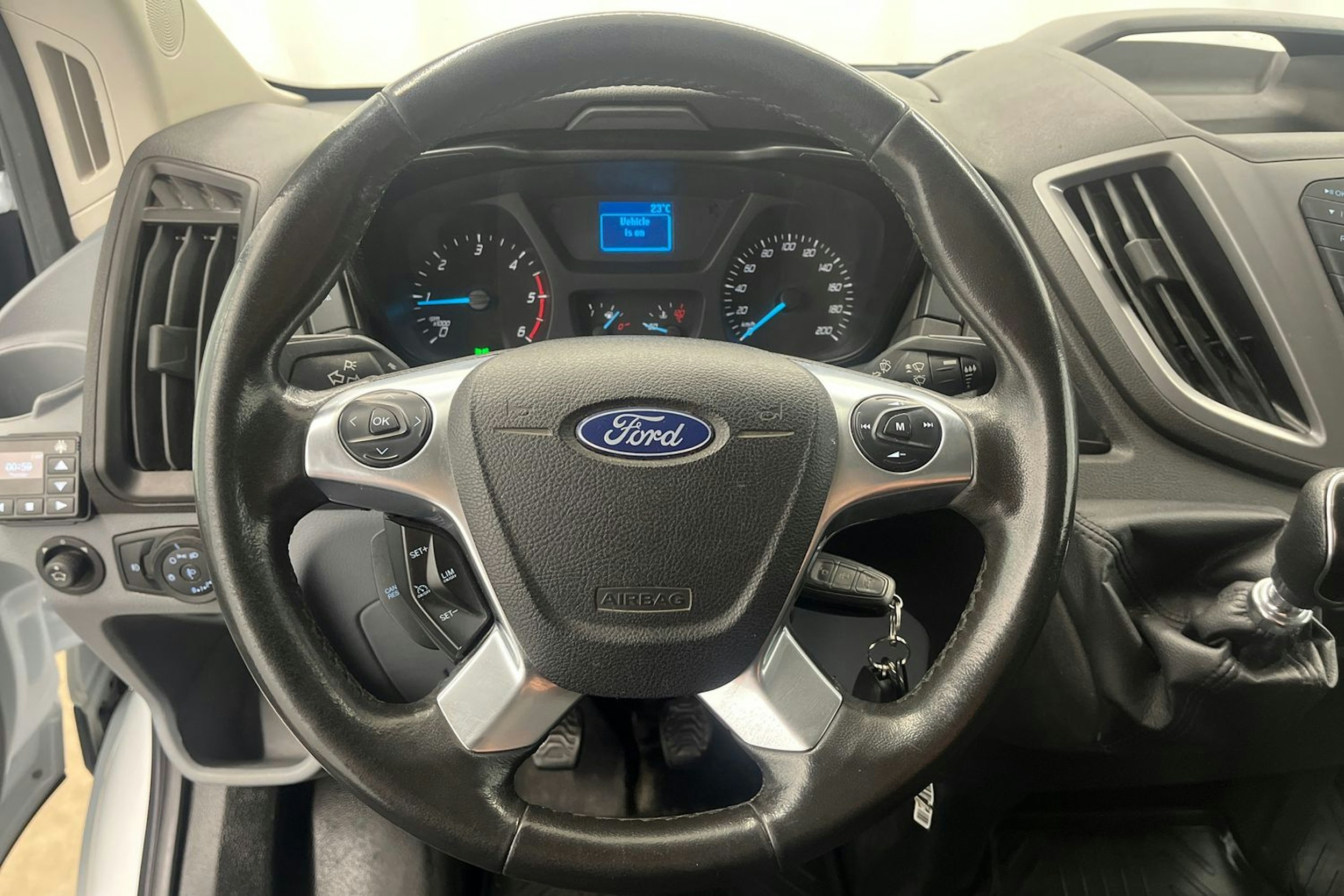 valkoinen Ford Transit 2019 kuva 20.