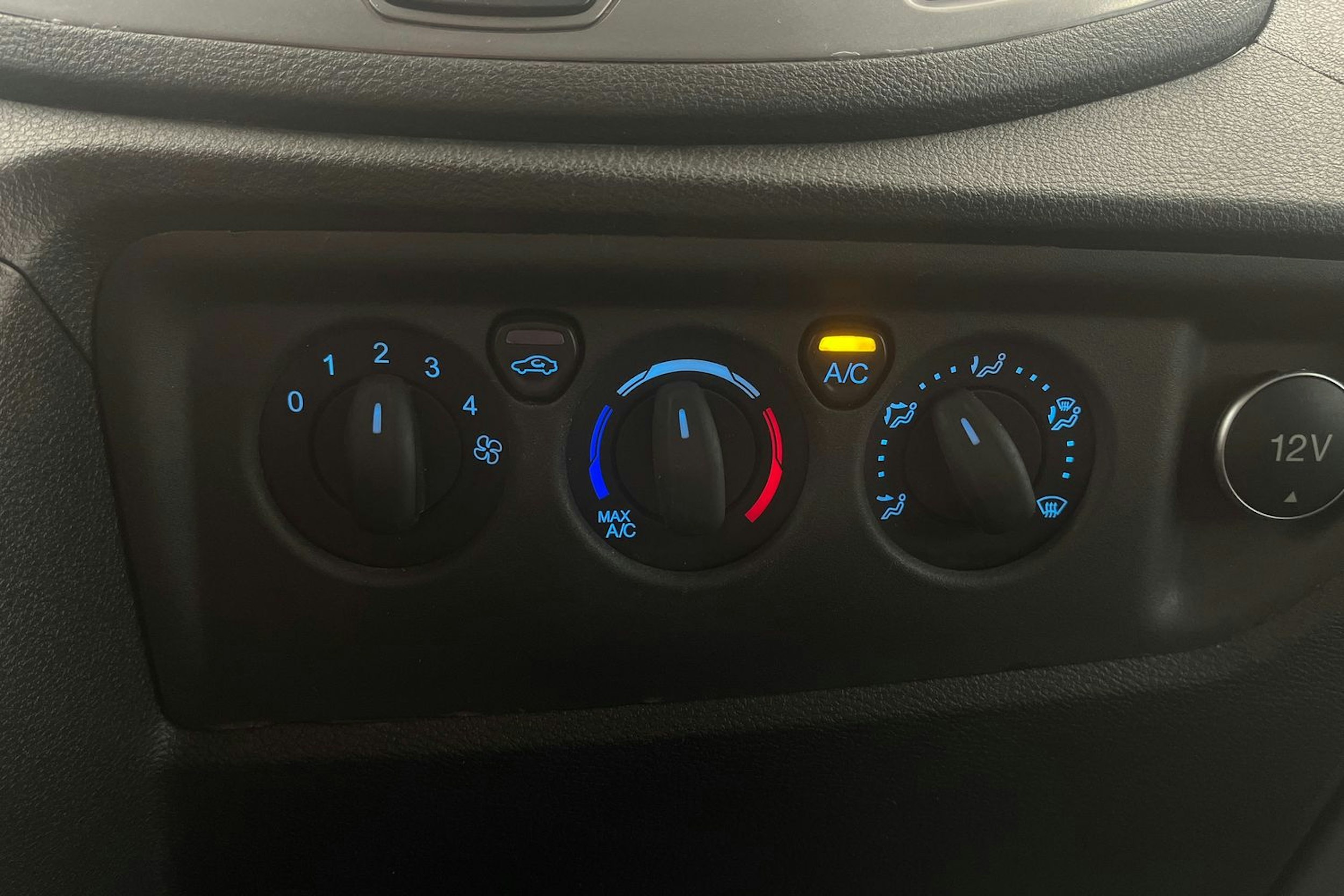 valkoinen Ford Transit 2019 kuva 23.
