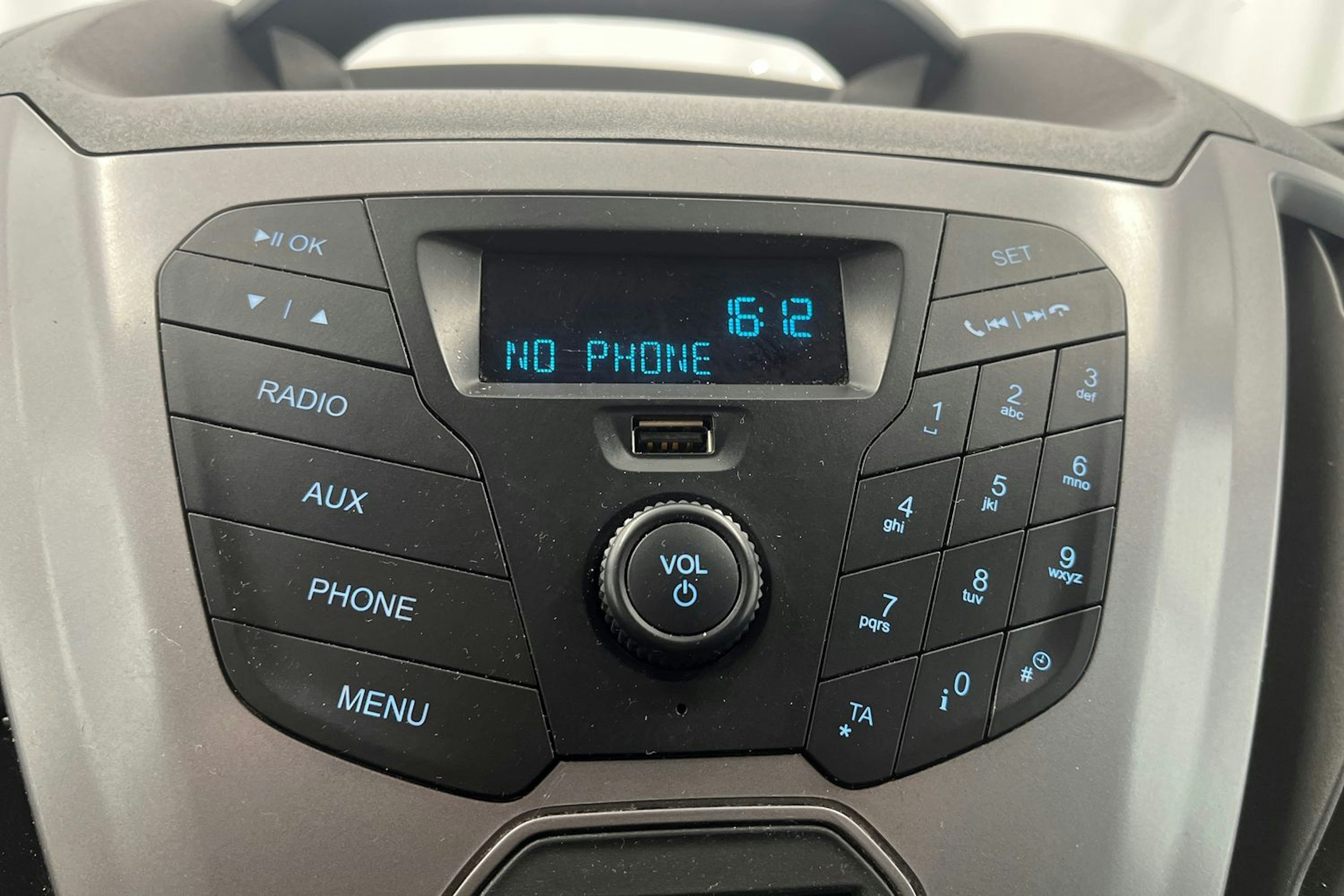 valkoinen Ford Transit 2019 kuva 24.