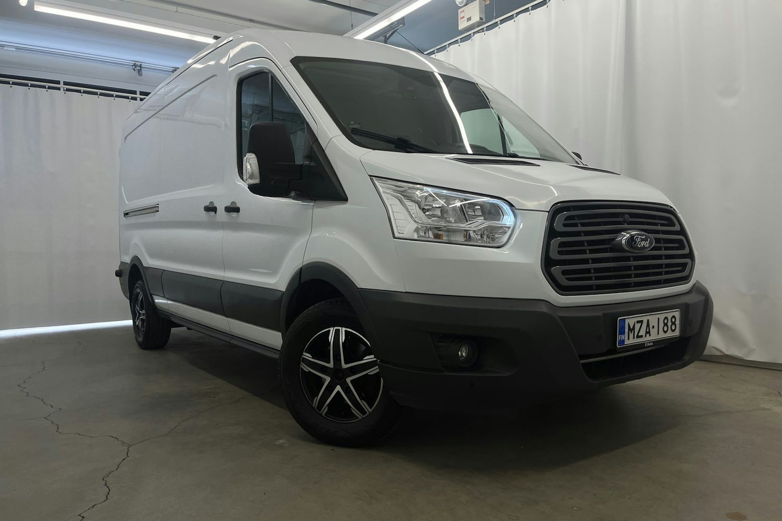 valkoinen Ford Transit 2019 kuva 26.
