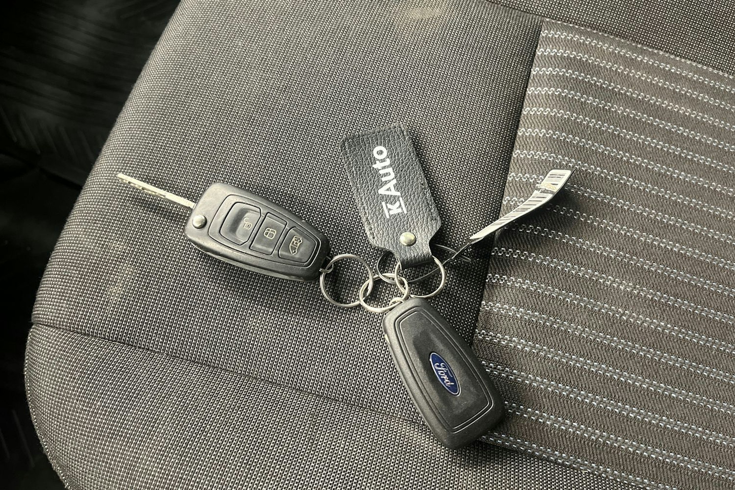 valkoinen Ford Transit 2019 kuva 28.