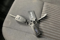 valkoinen Ford Transit 2019 kuva 28.