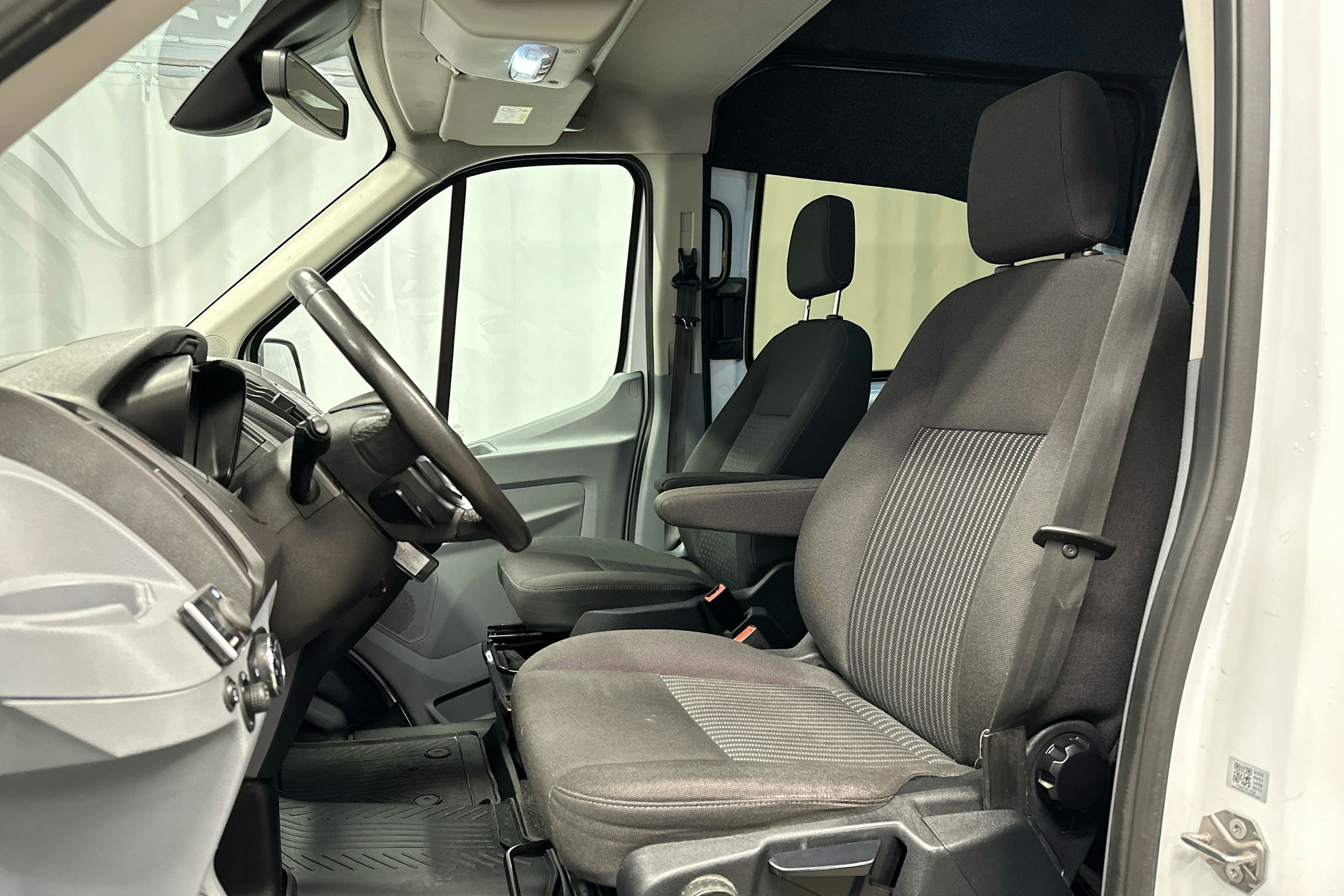 valkoinen Ford Transit 2019 kuva 17.