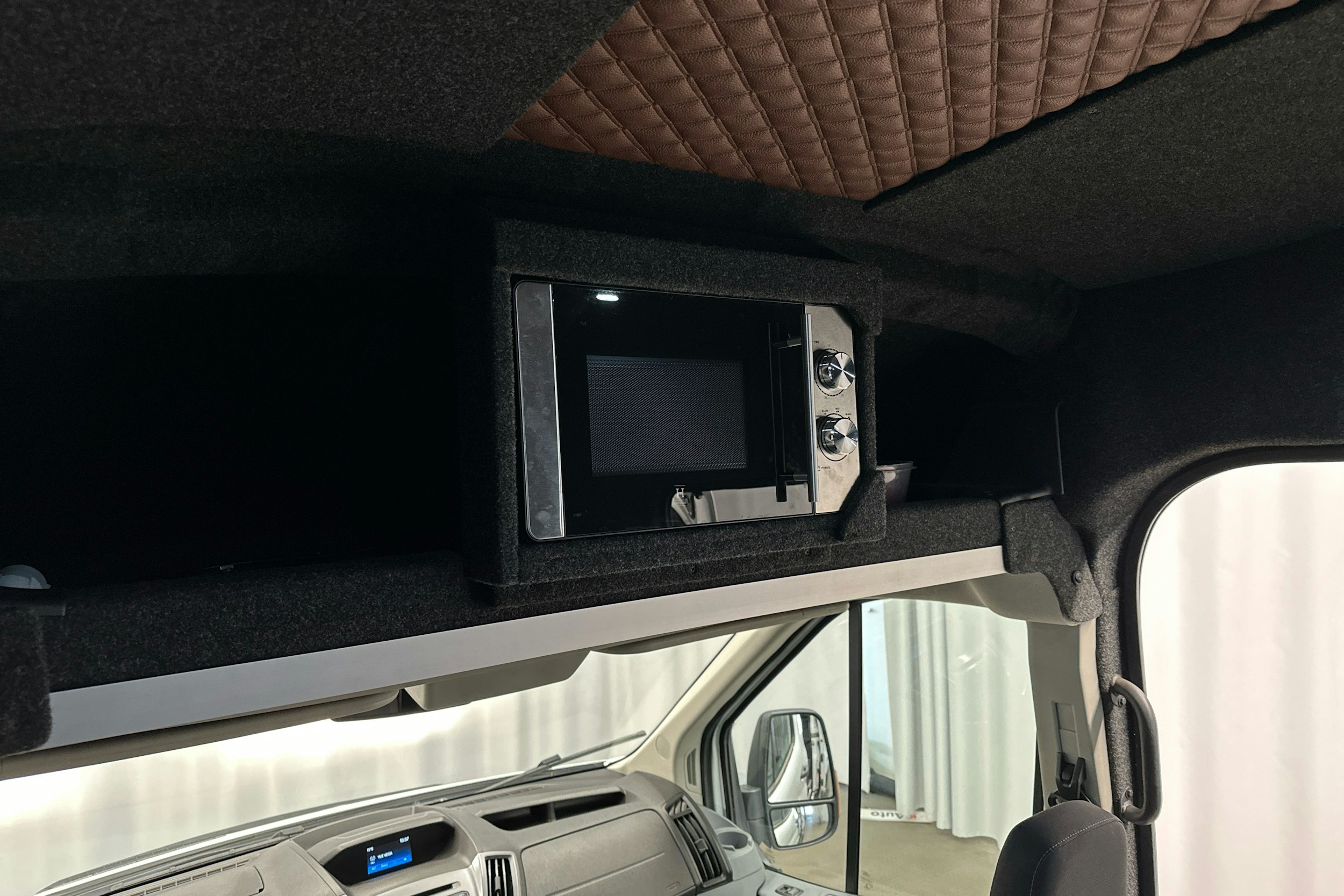 valkoinen Ford Transit 2019 kuva 20.