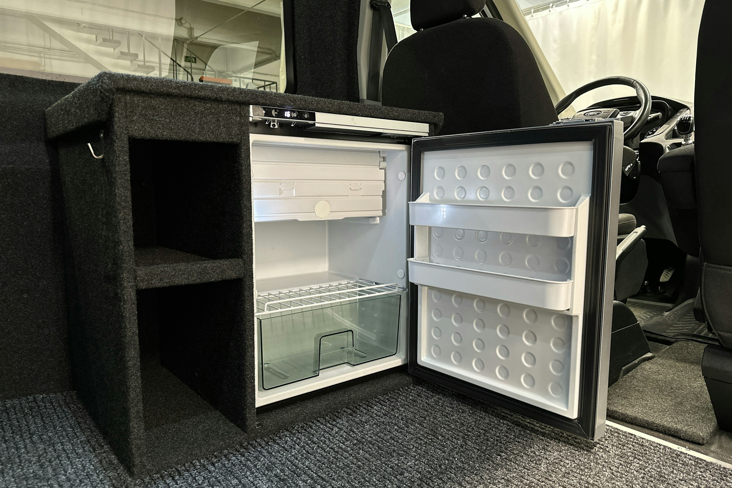 valkoinen Ford Transit 2019 kuva 21.