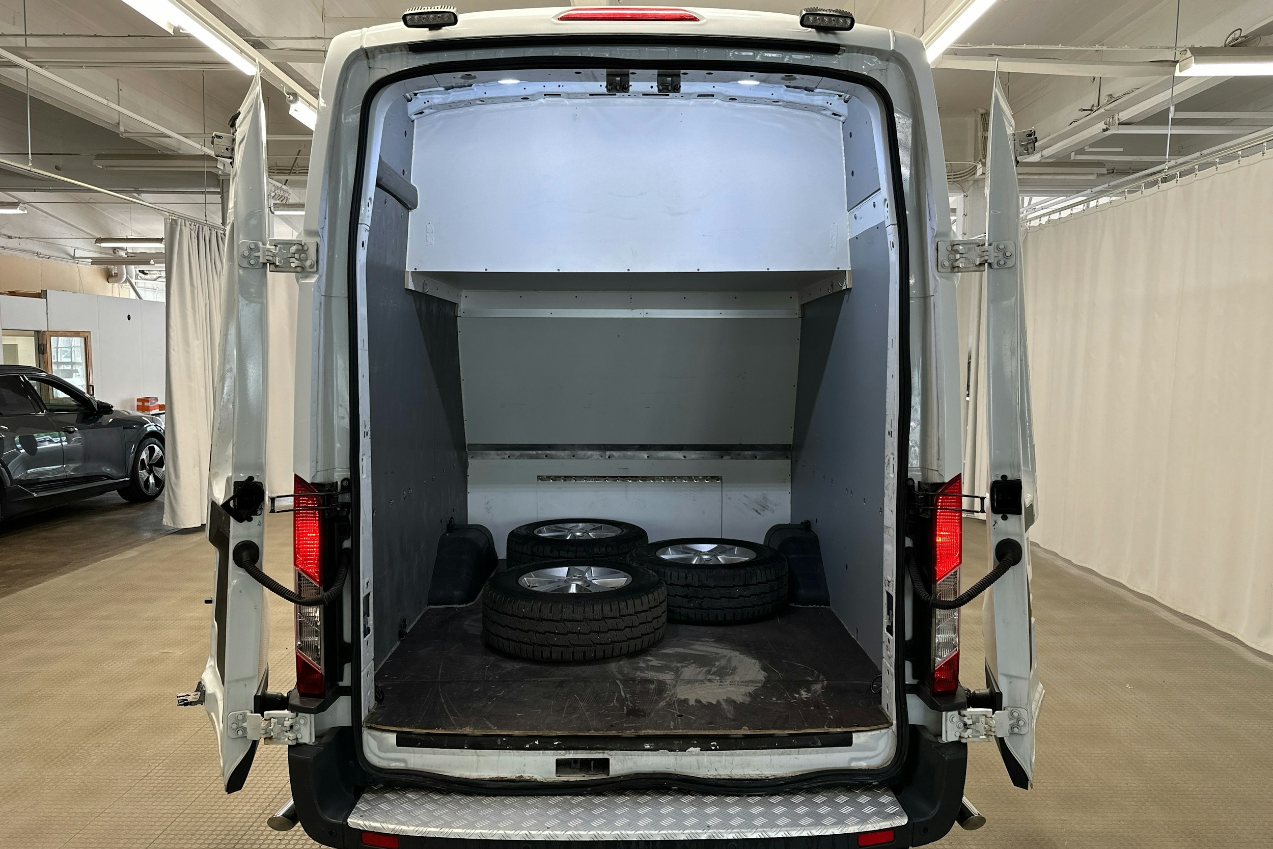 valkoinen Ford Transit 2019 kuva 23.
