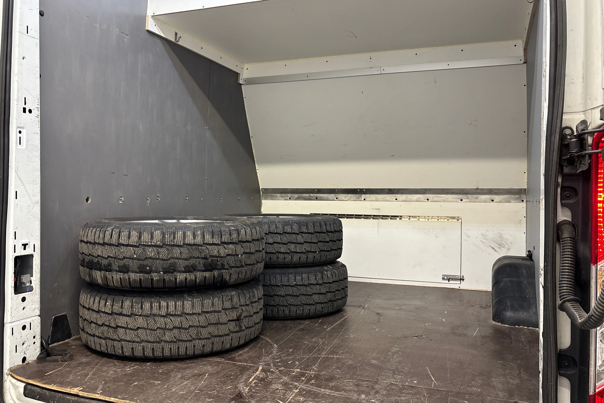 valkoinen Ford Transit 2019 kuva 26.