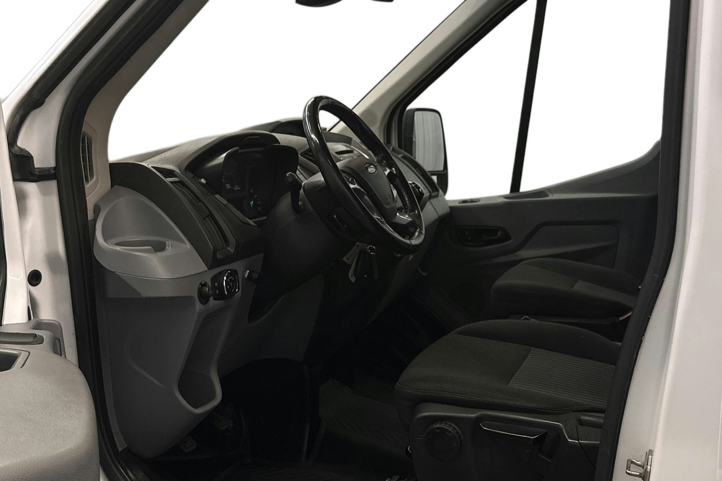 valkoinen Ford Transit 2019 kuva 6.