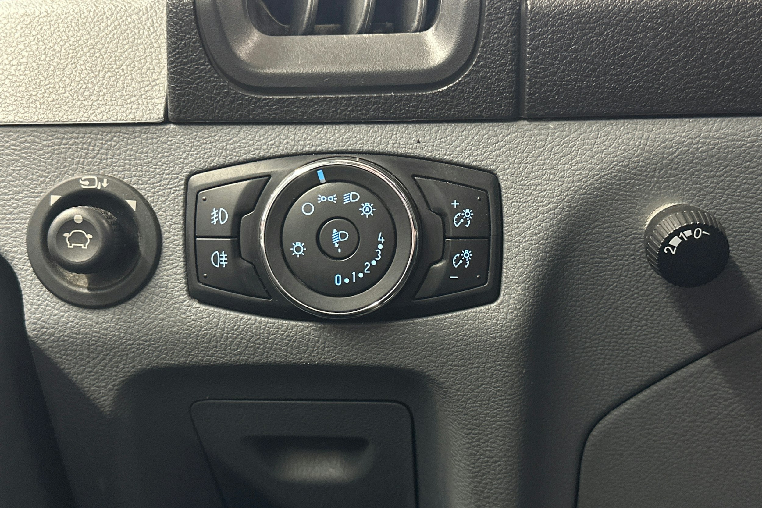 valkoinen Ford Transit 2019 kuva 11.