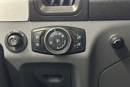 valkoinen Ford Transit 2019 kuva 11.