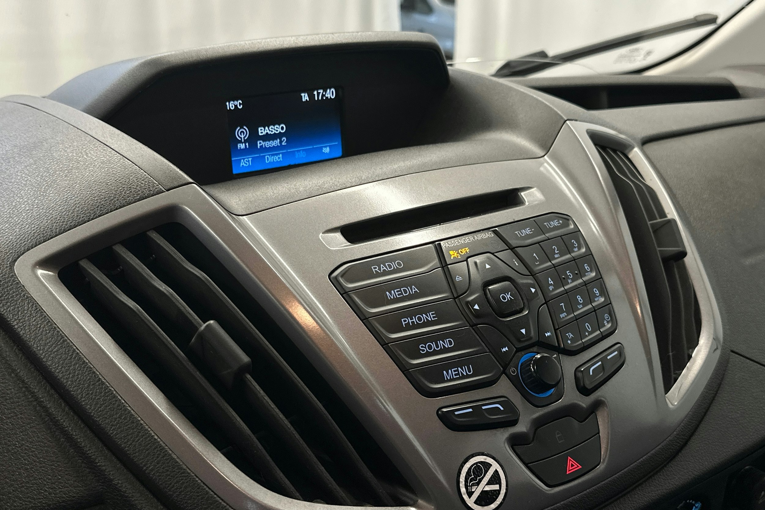 valkoinen Ford Transit 2019 kuva 19.
