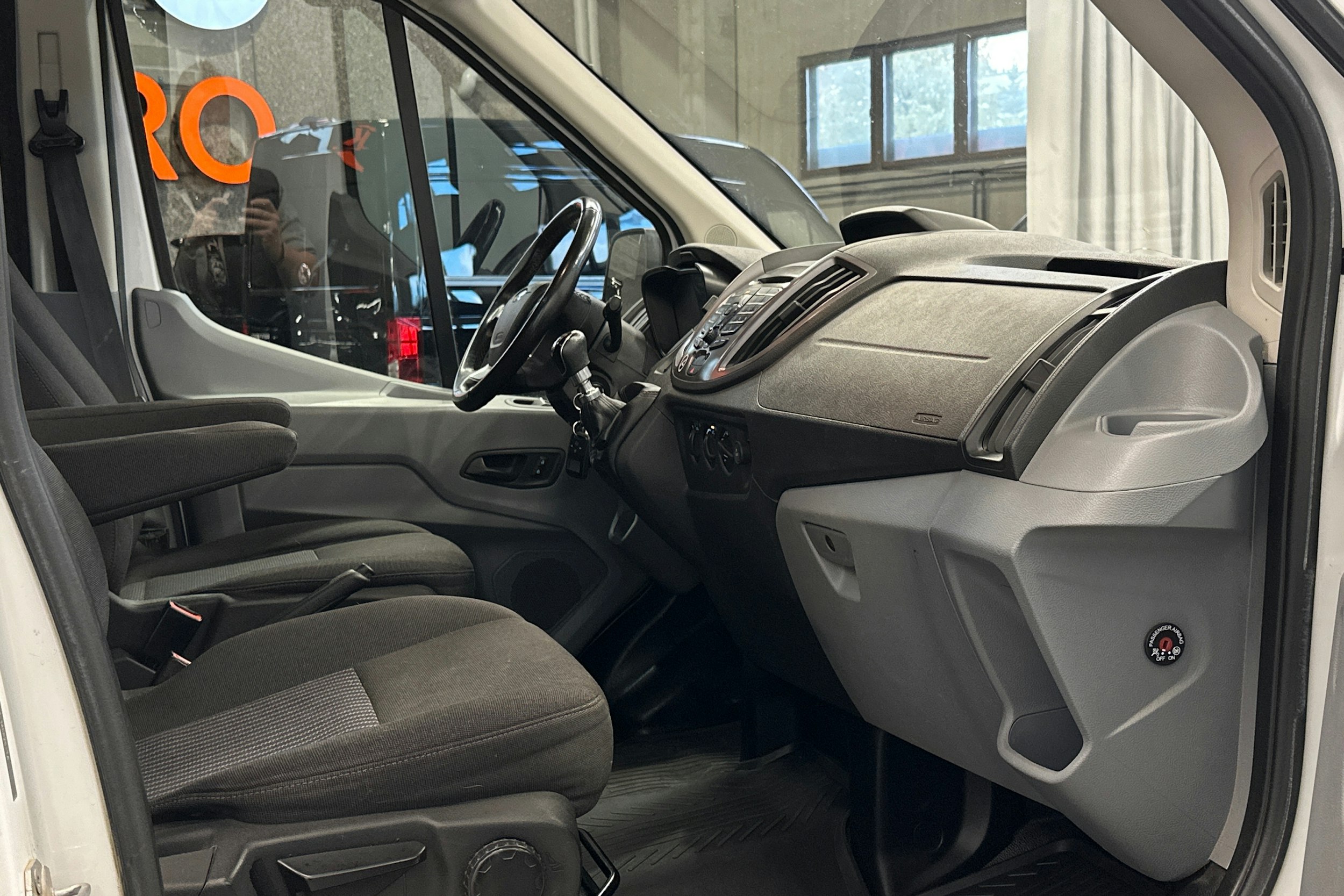 valkoinen Ford Transit 2019 kuva 22.