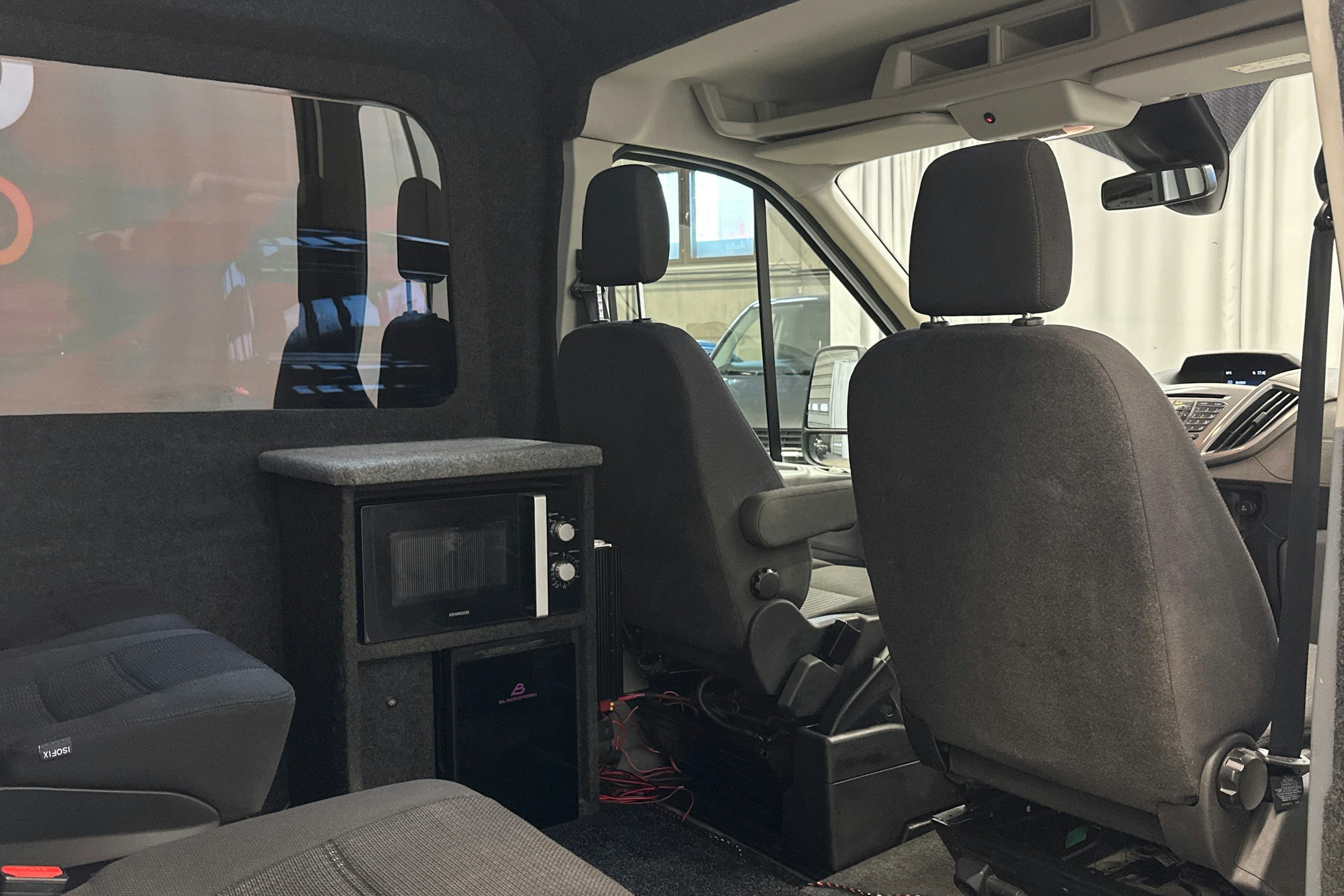 valkoinen Ford Transit 2019 kuva 23.
