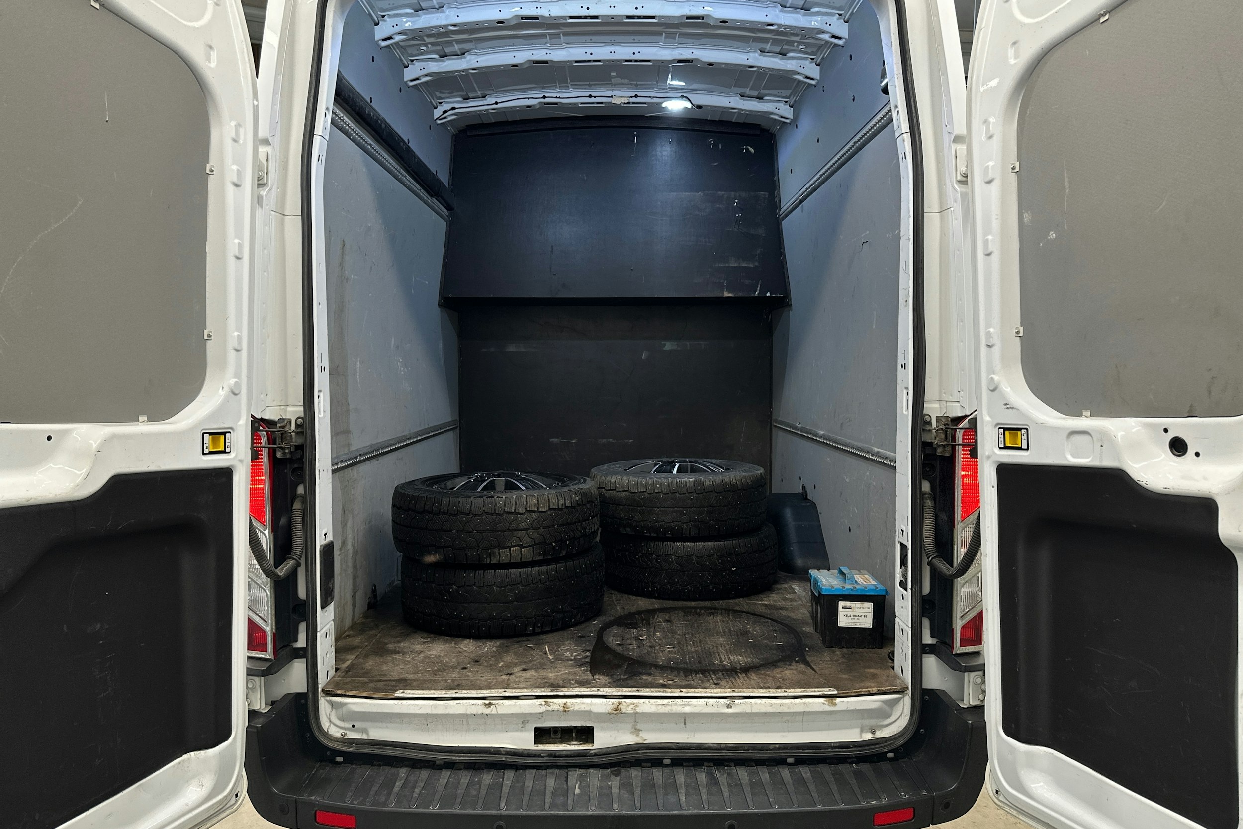 valkoinen Ford Transit 2019 kuva 28.