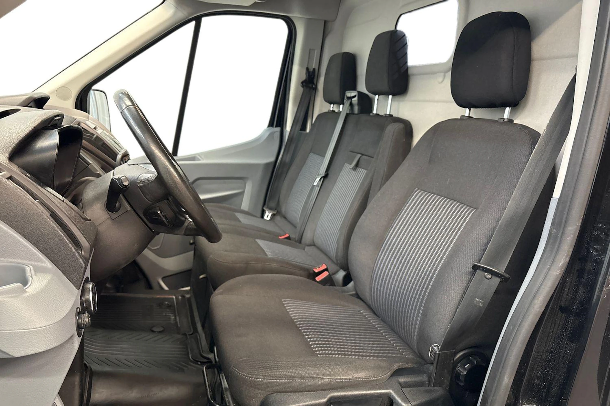 musta Ford Transit 2019 kuva 11.