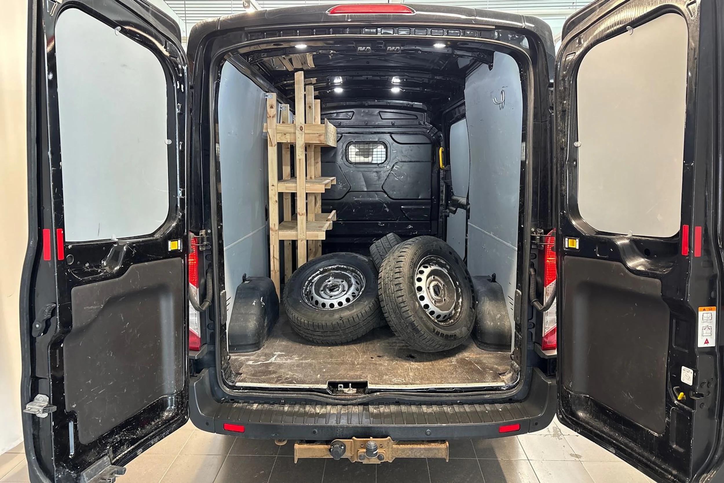 musta Ford Transit 2019 kuva 26.