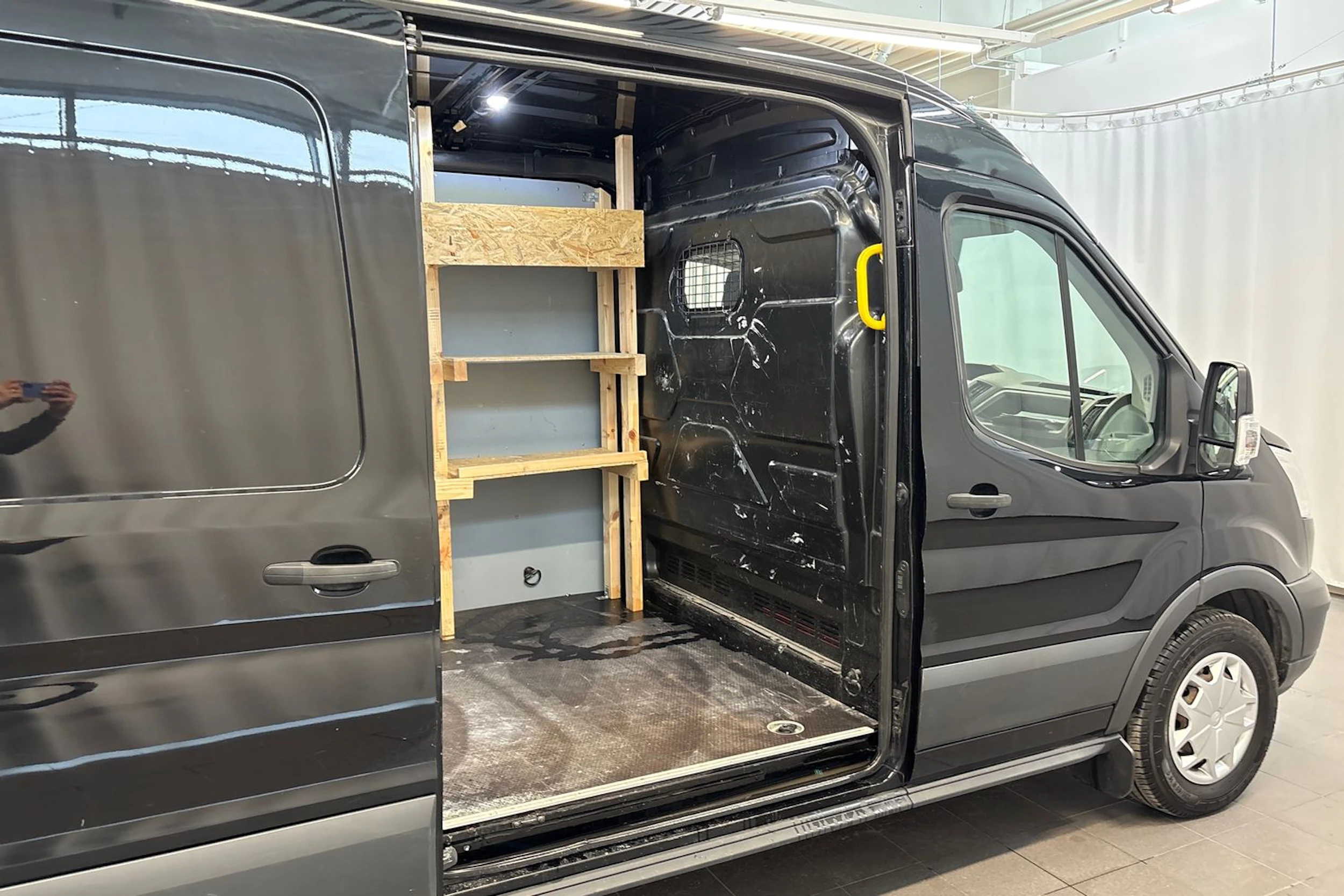 musta Ford Transit 2019 kuva 28.