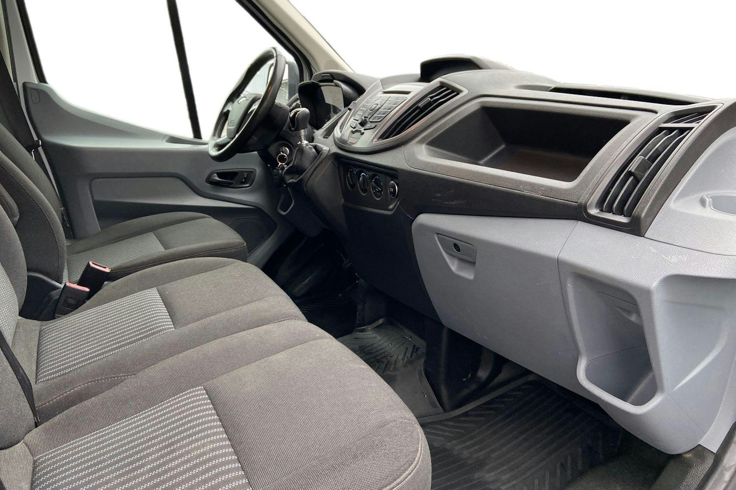 valkoinen Ford Transit 2019 kuva 10.