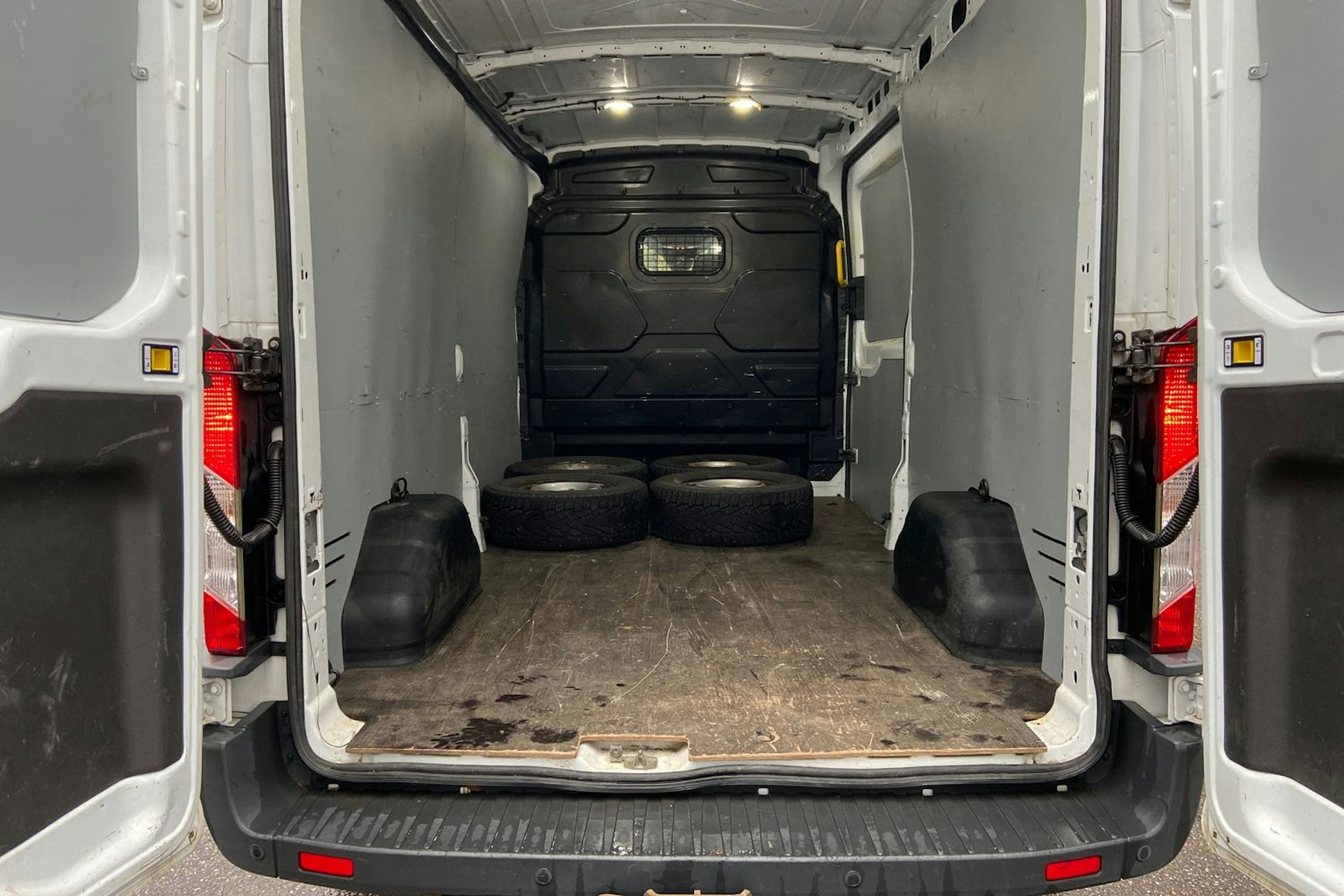 valkoinen Ford Transit 2019 kuva 14.