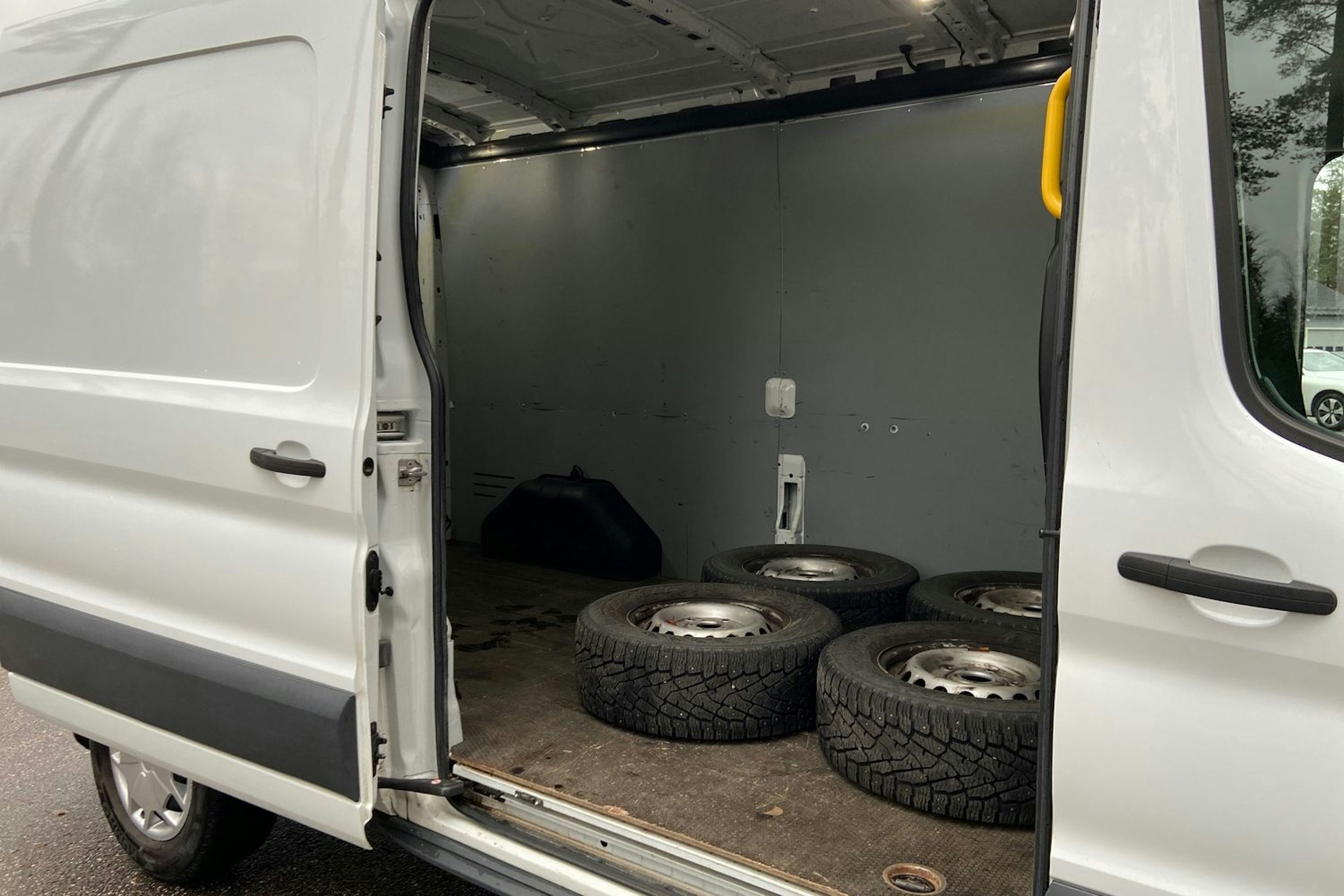 valkoinen Ford Transit 2019 kuva 17.