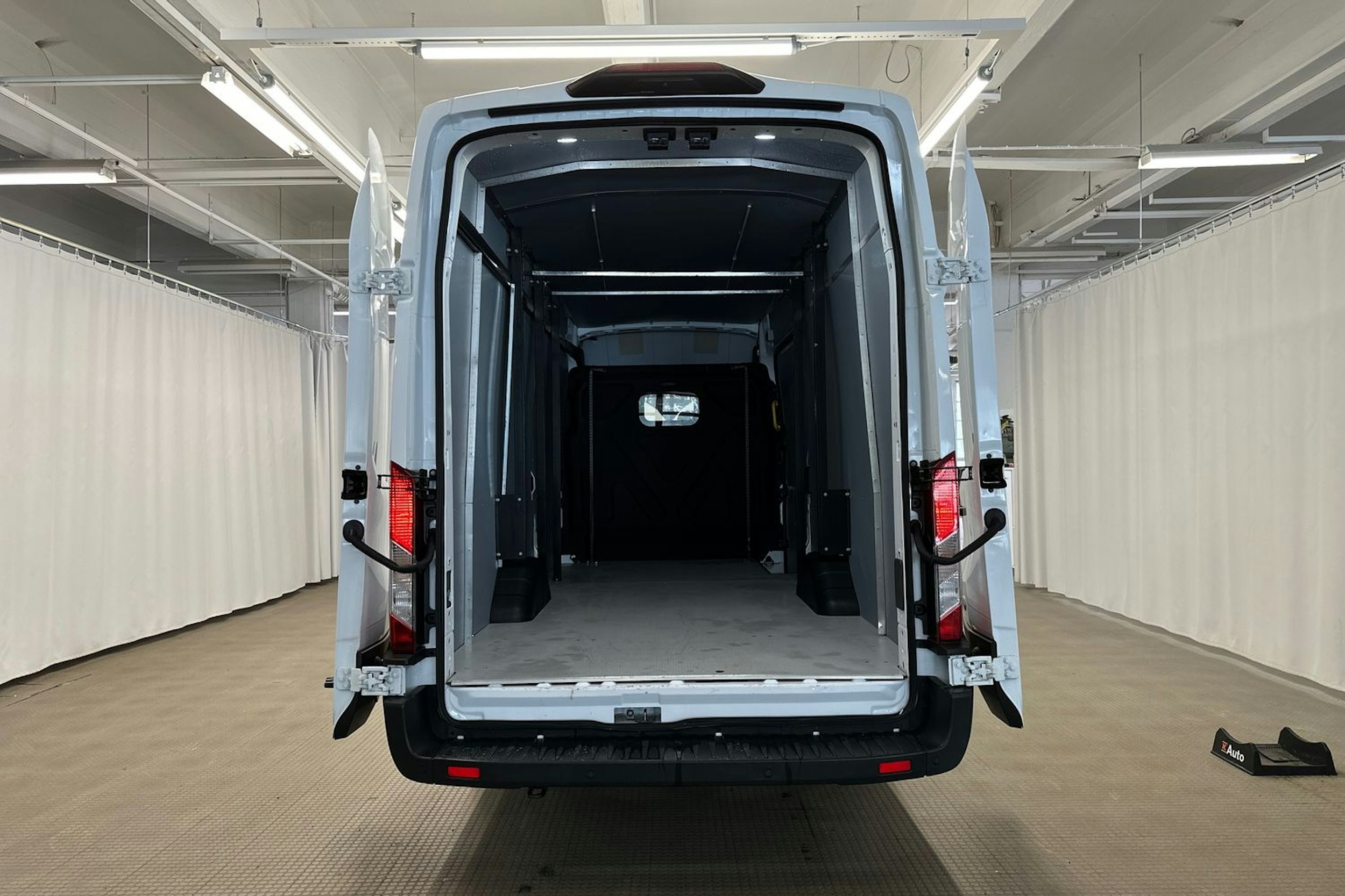 valkoinen Ford Transit 2020 kuva 9.