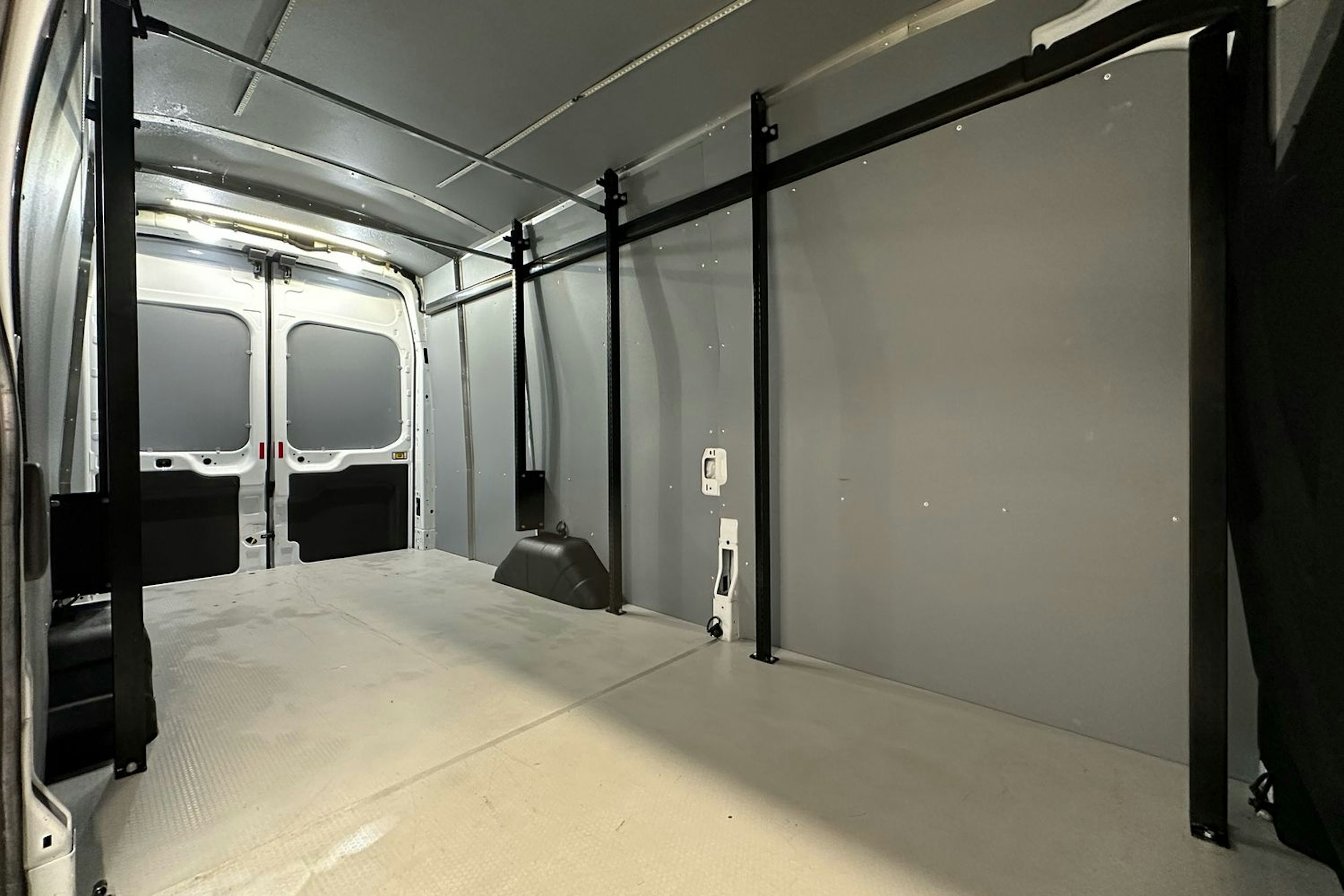 valkoinen Ford Transit 2020 kuva 10.