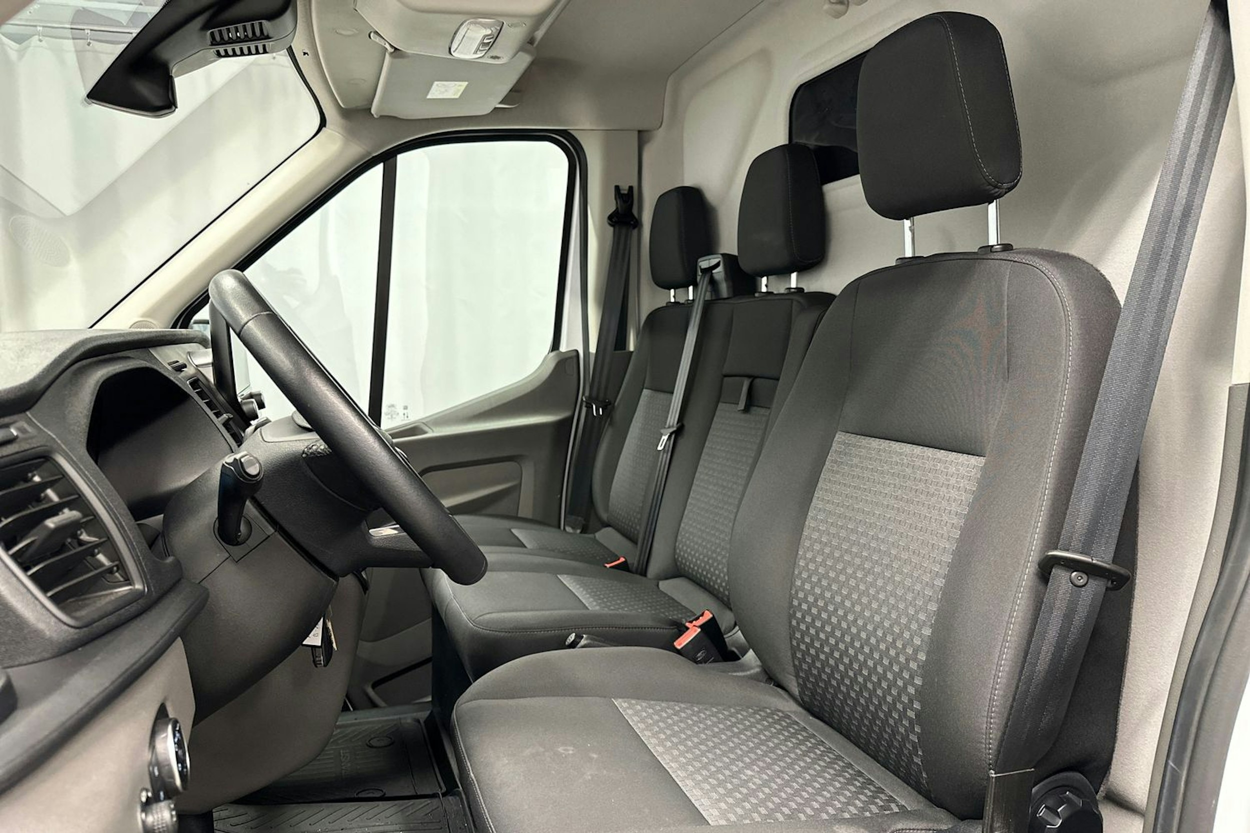 valkoinen Ford Transit 2020 kuva 11.