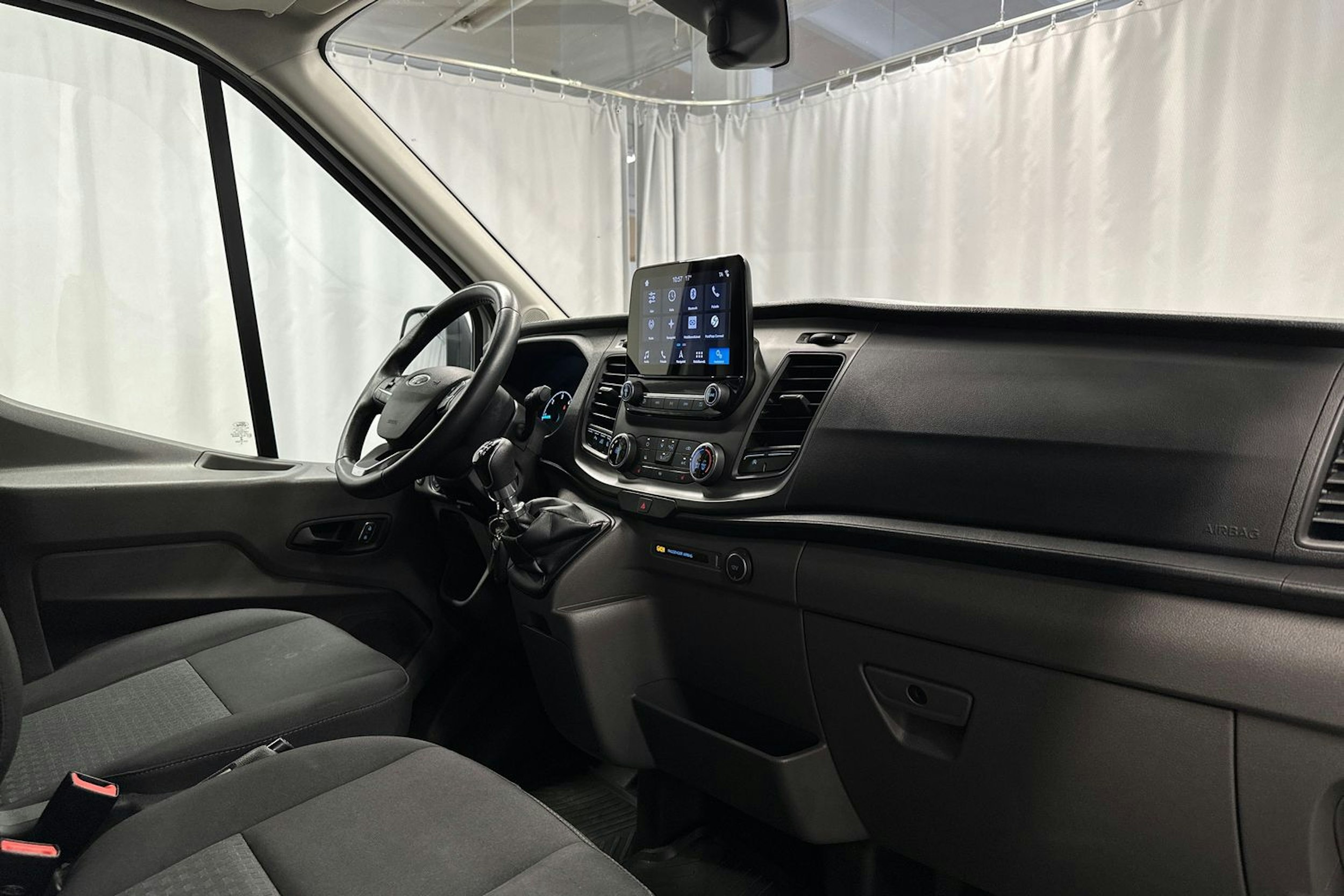 valkoinen Ford Transit 2020 kuva 12.