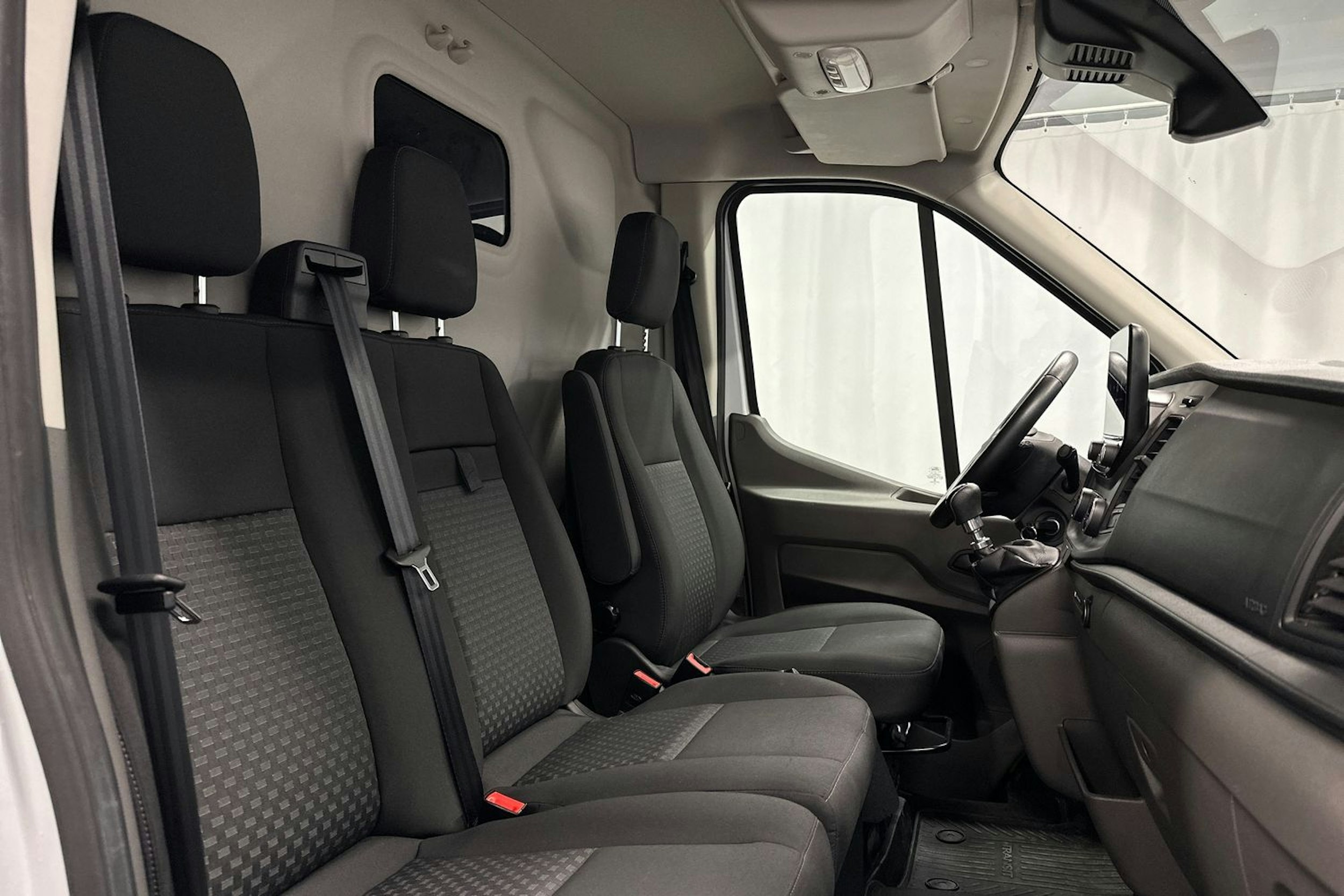 valkoinen Ford Transit 2020 kuva 13.