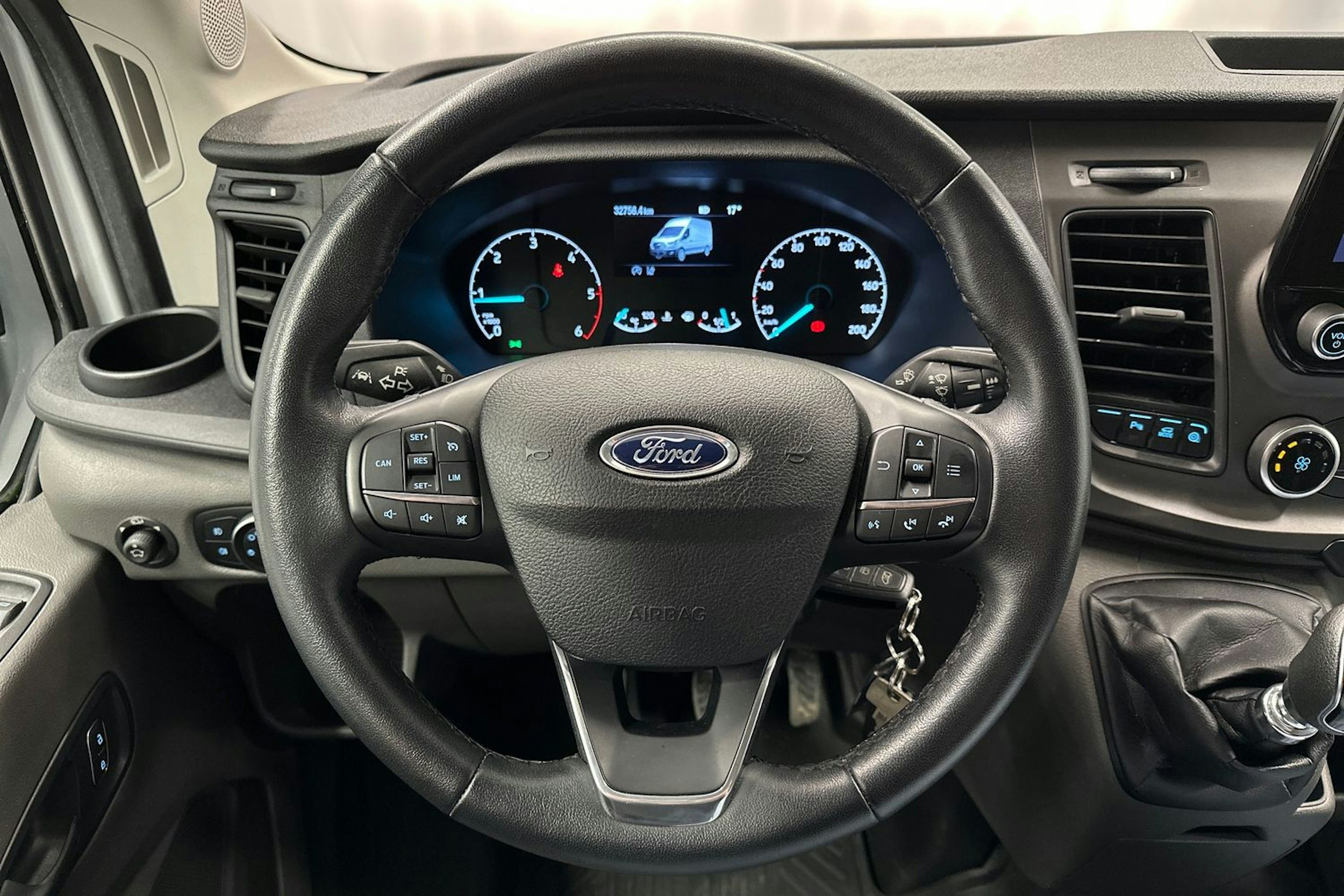valkoinen Ford Transit 2020 kuva 14.