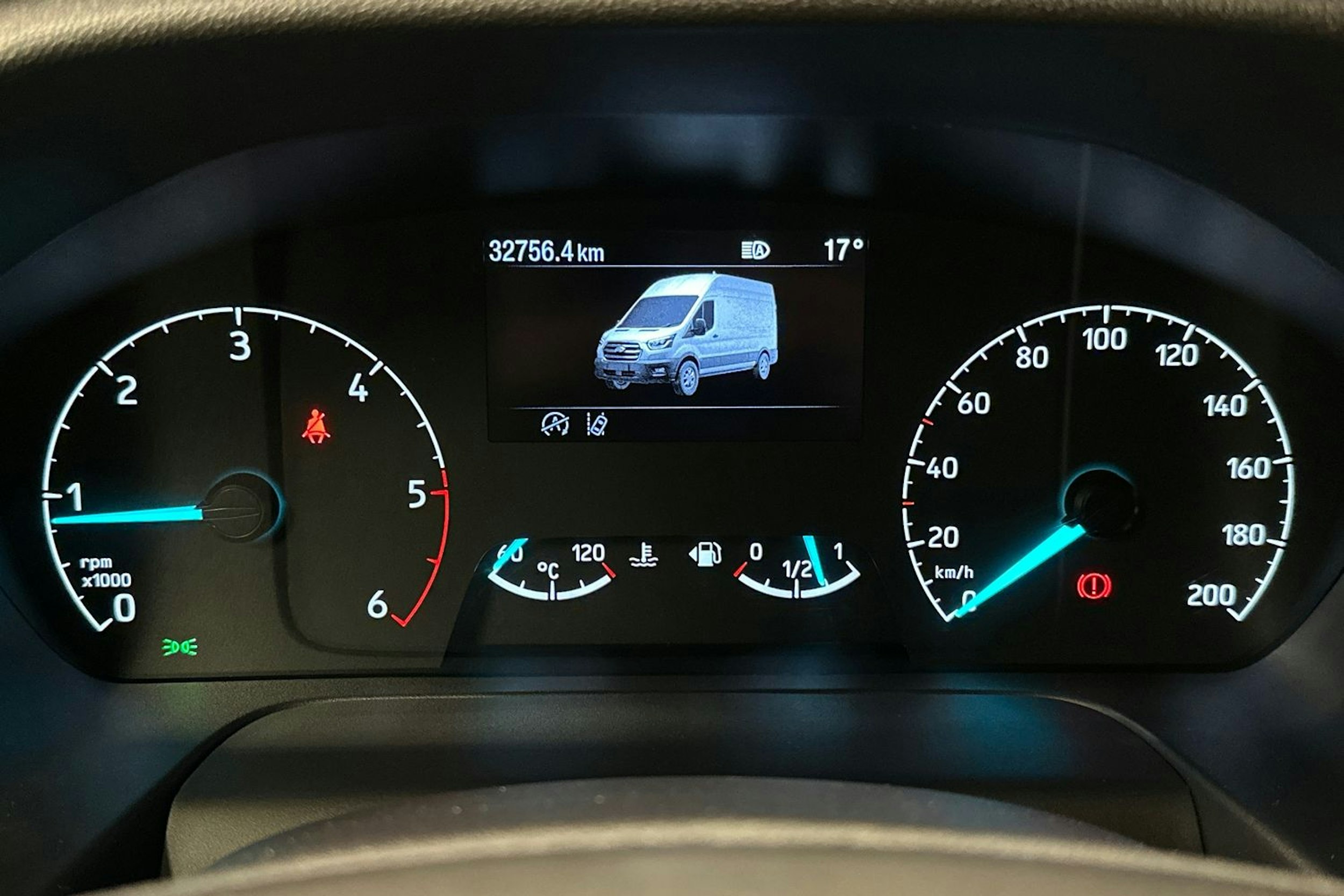 valkoinen Ford Transit 2020 kuva 17.