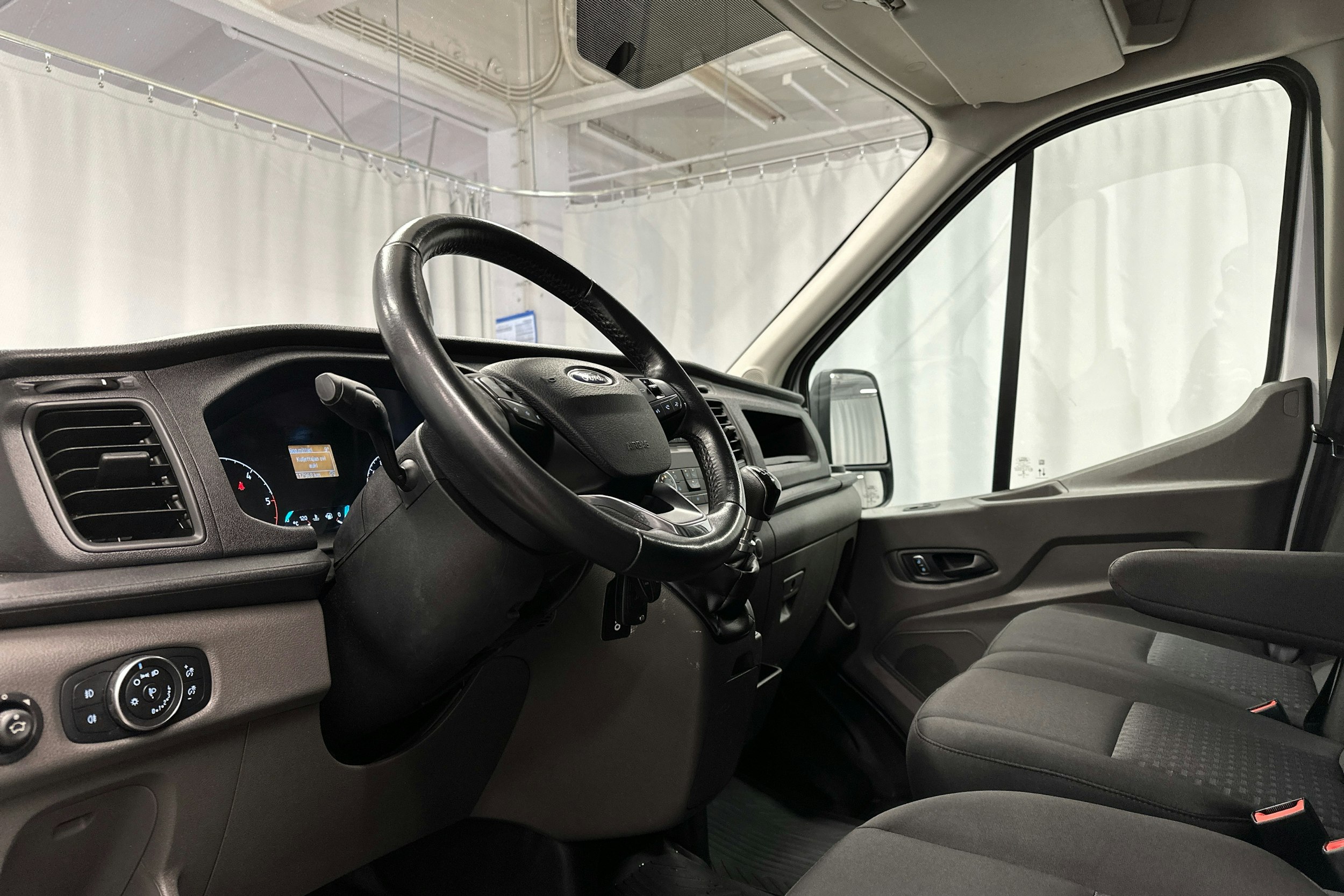 valkoinen Ford Transit 2020 kuva 6.