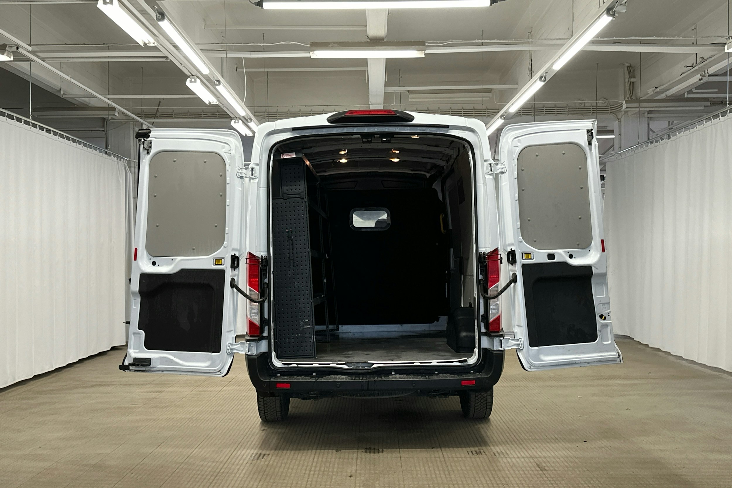 valkoinen Ford Transit 2020 kuva 23.