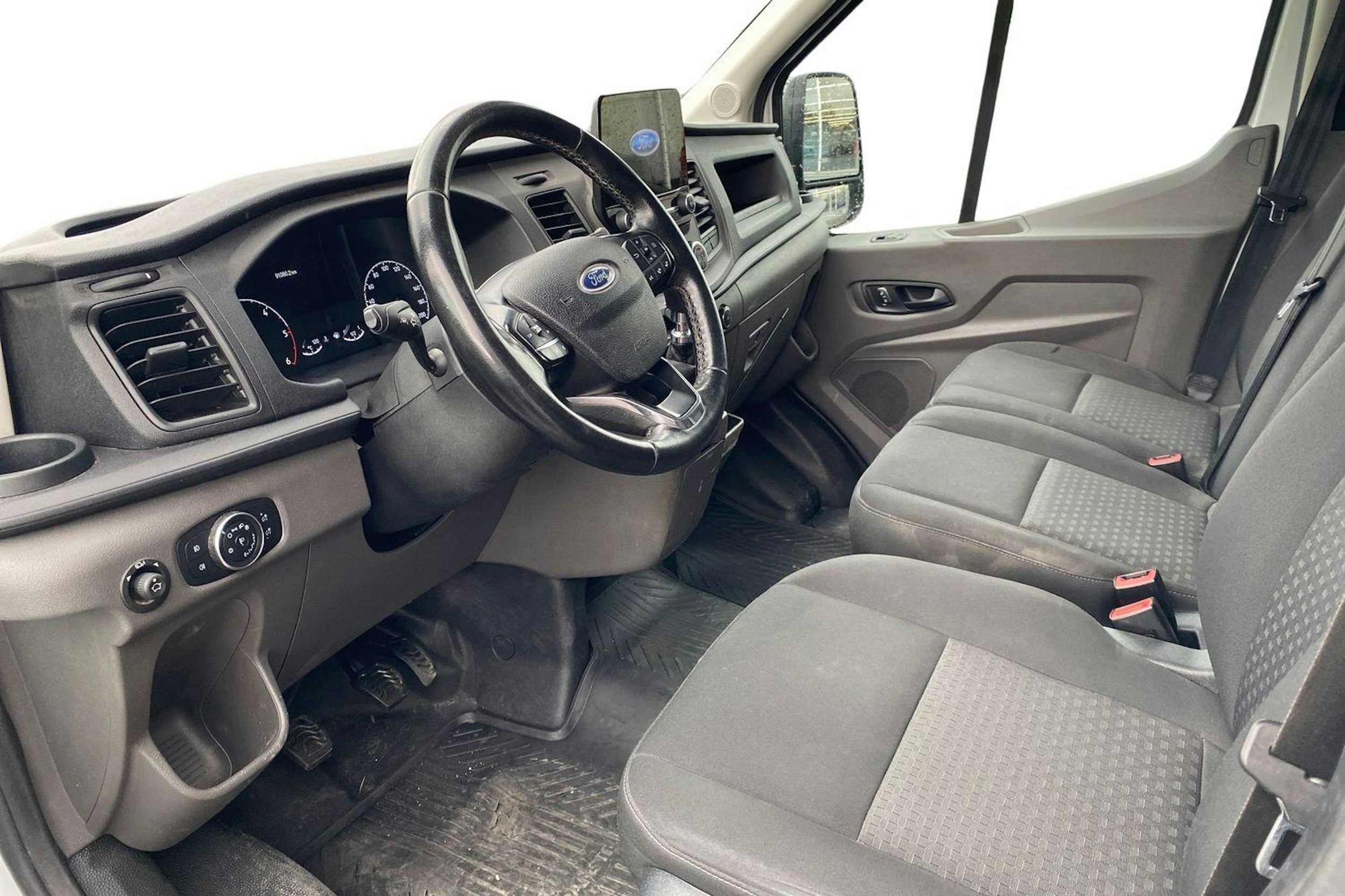 valkoinen Ford Transit 2020 kuva 3.