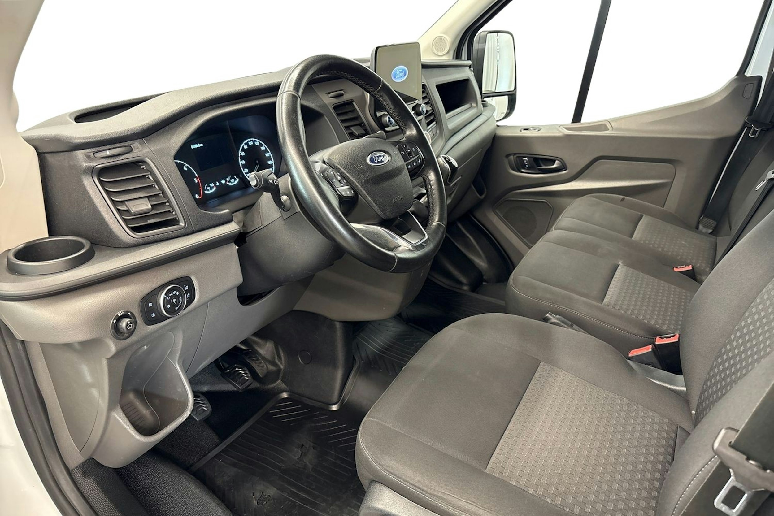 valkoinen Ford Transit 2020 kuva 7.