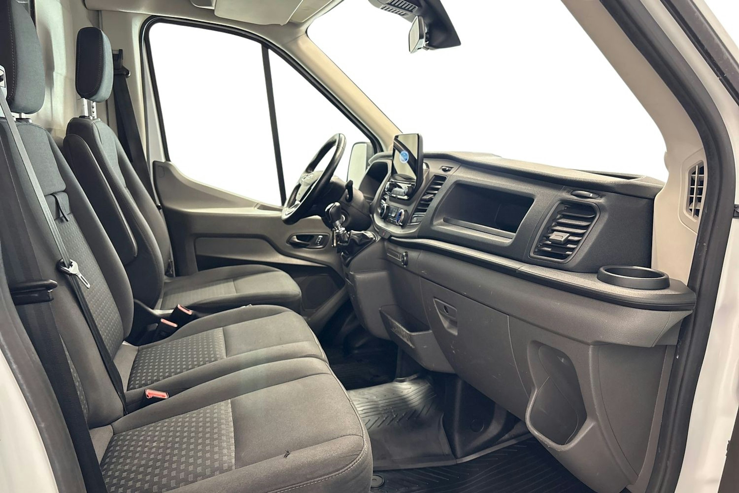 valkoinen Ford Transit 2020 kuva 9.
